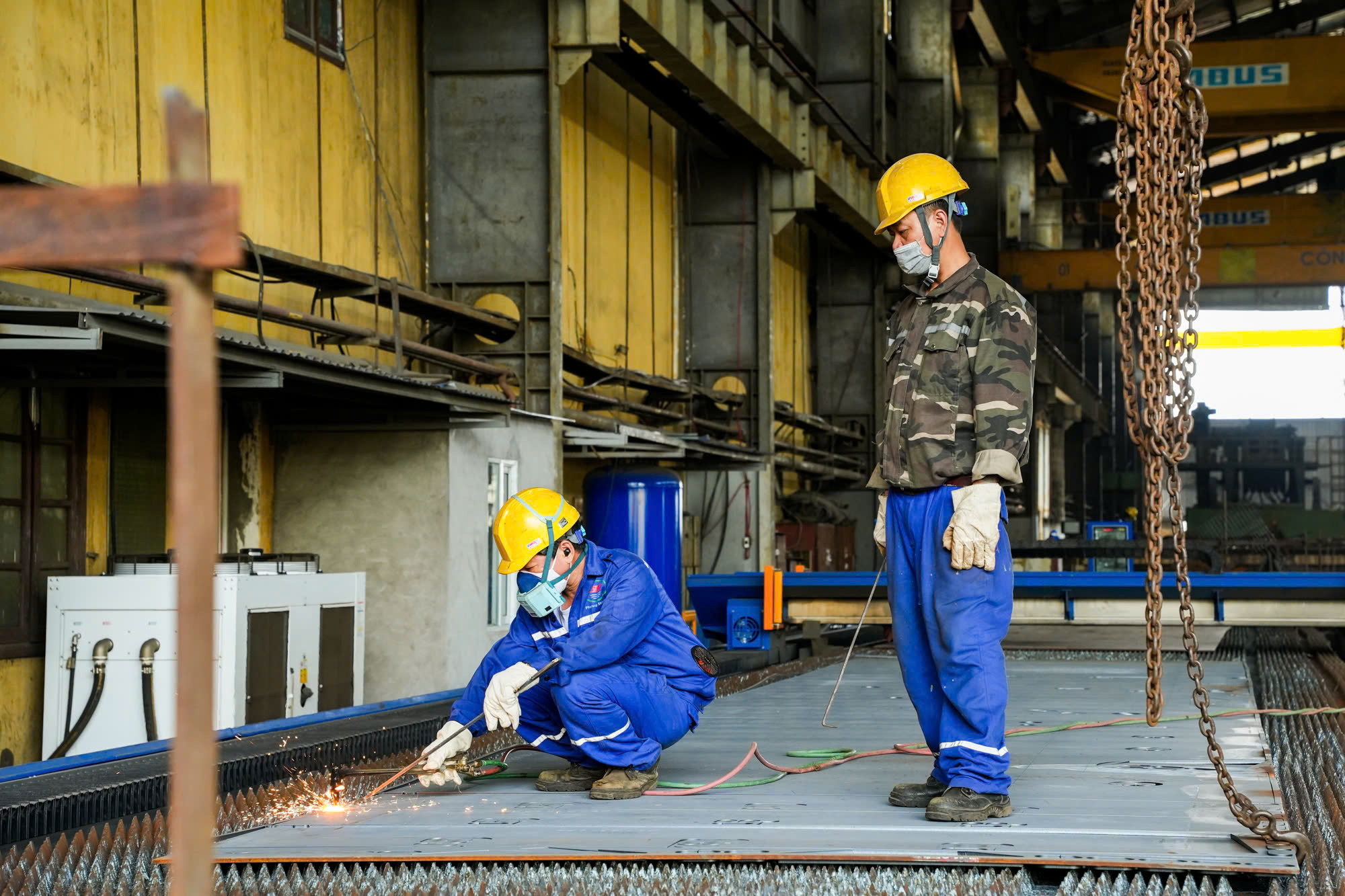 Quy trình đóng tàu được bắt đầu bằng lễ cắt tôn, những tấm thép cán nóng đặc chủng, khổ rộng khoảng hơn 3m, dài chừng 12m, chuyên dụng cho đóng tàu.