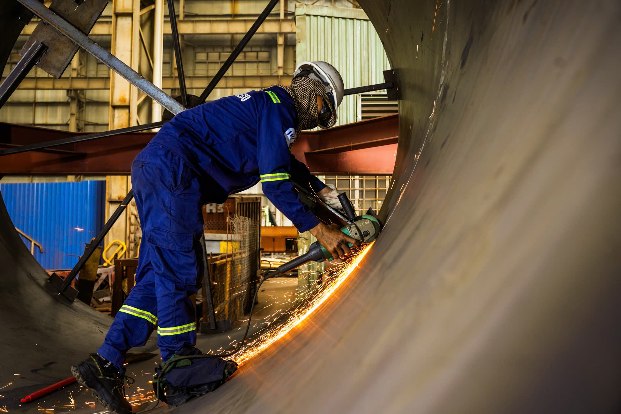 Không quản vất vả, công nhân đóng tàu luôn cố gắng hoàn thành công việc với mục tiêu chất lượng lên hàng đầu.