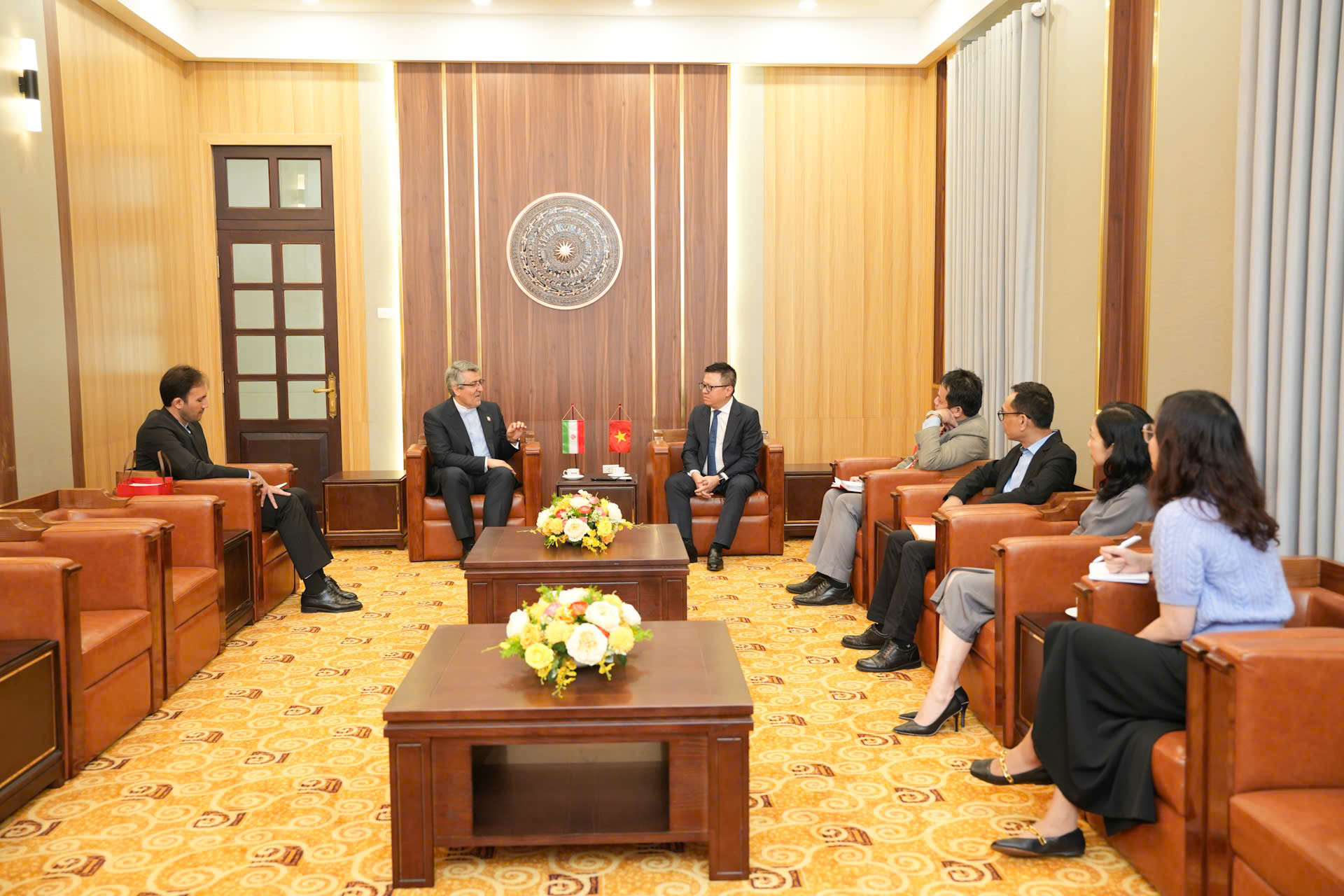 Quang cảnh buổi làm việc tại Trụ sở Báo Nhân Dân.