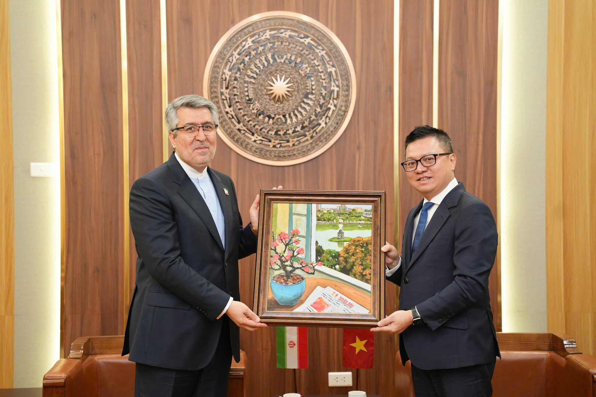 Tổng Biên tập Lê Quốc Minh trao tranh lưu niệm, tặng Đại sứ đặc mệnh toàn quyền Cộng hòa Hồi giáo Iran tại Việt Nam Ali Akbar Nazari.