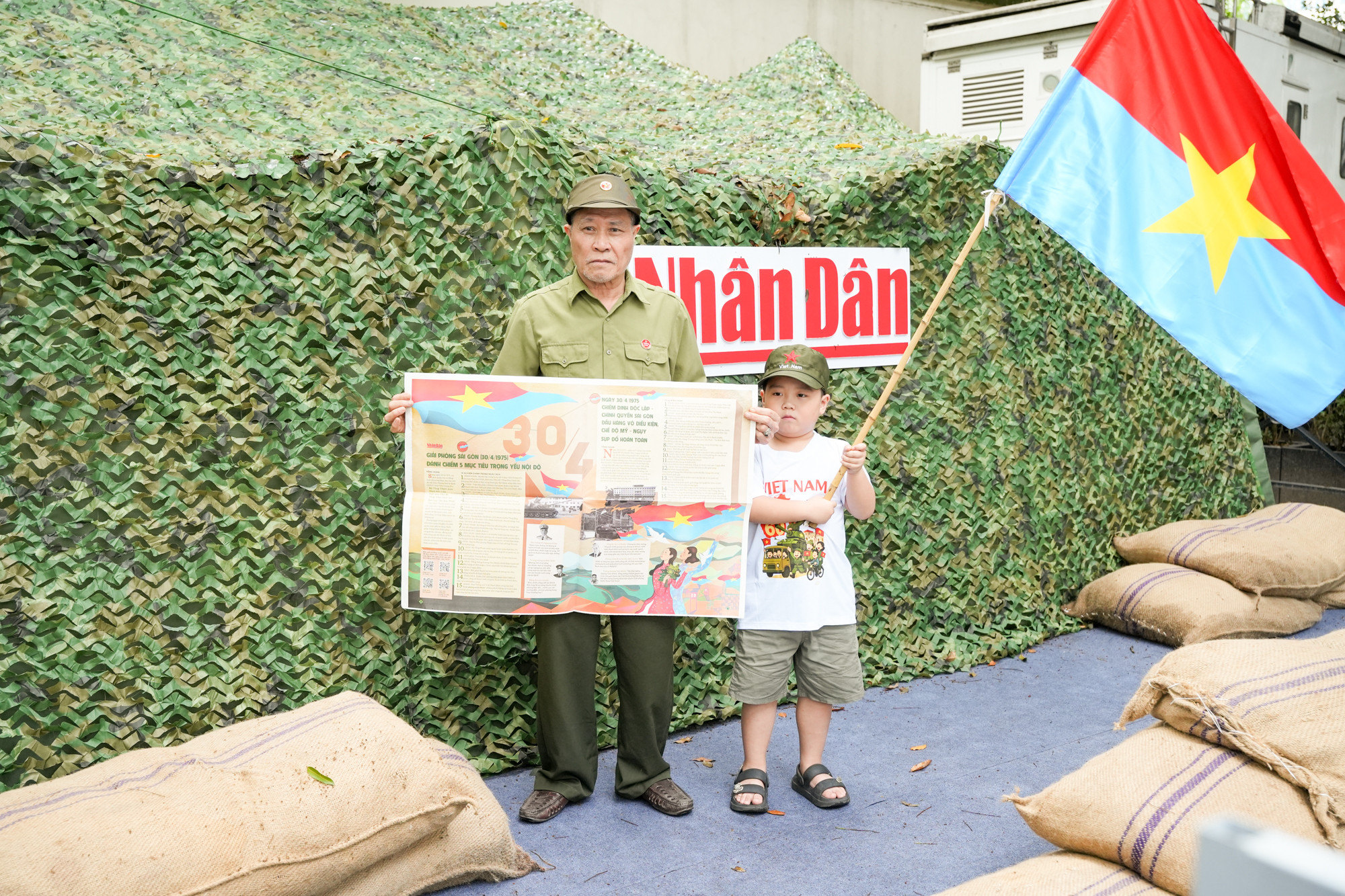 Hai ông cháu, hai thế hệ nhưng chung một lòng yêu nước. Hai ông cháu, hai thế hệ nhưng chung một lòng yêu nước.