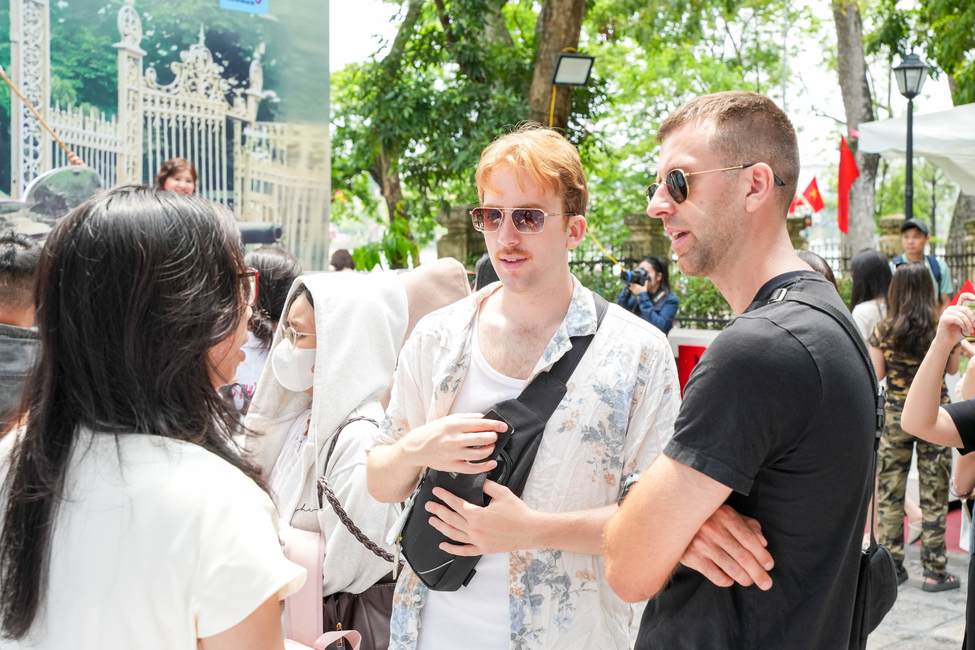 Cán bộ Báo Nhân Dân trao đổi giúp các du khách hiểu rõ hơn ý nghĩa của cuộc triển lãm. Cán bộ Báo Nhân Dân trao đổi giúp các du khách hiểu rõ hơn ý nghĩa của cuộc triển lãm.