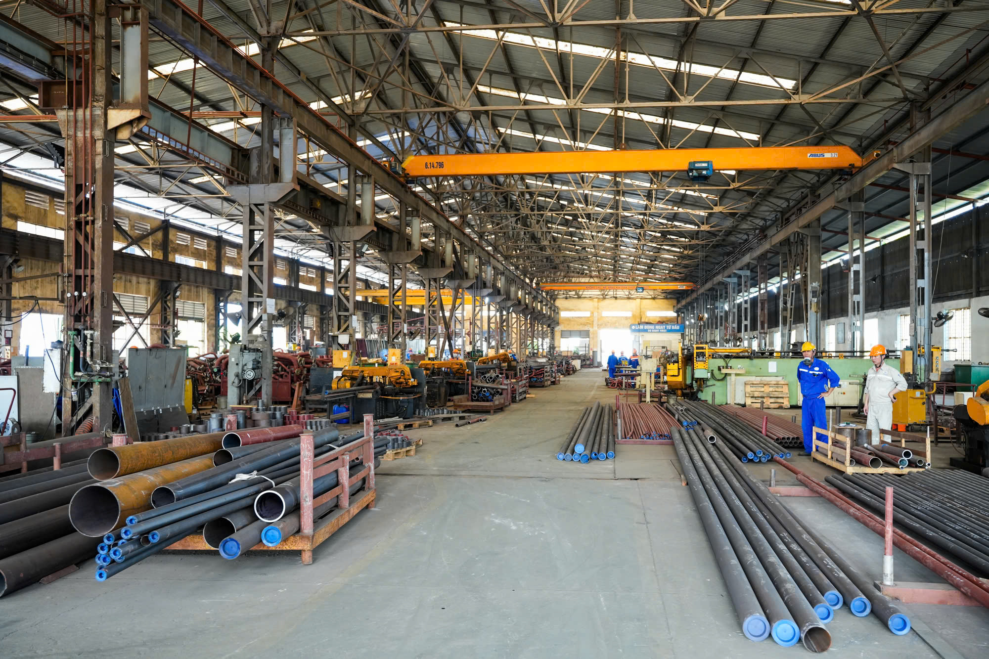 Hơn 20 năm hợp tác với liên doanh với Tập đoàn Damen, Công ty cổ phần đóng tàu Sông Cấm duy trì lượng công việc khá ổn định với các sản phẩm nổi bật như tàu kéo, tàu công trình, tàu phục vụ khai thác, vận chuyển dầu khí,... giúp công ty chưa khi nào phải ngừng tiếng máy trong công xưởng.