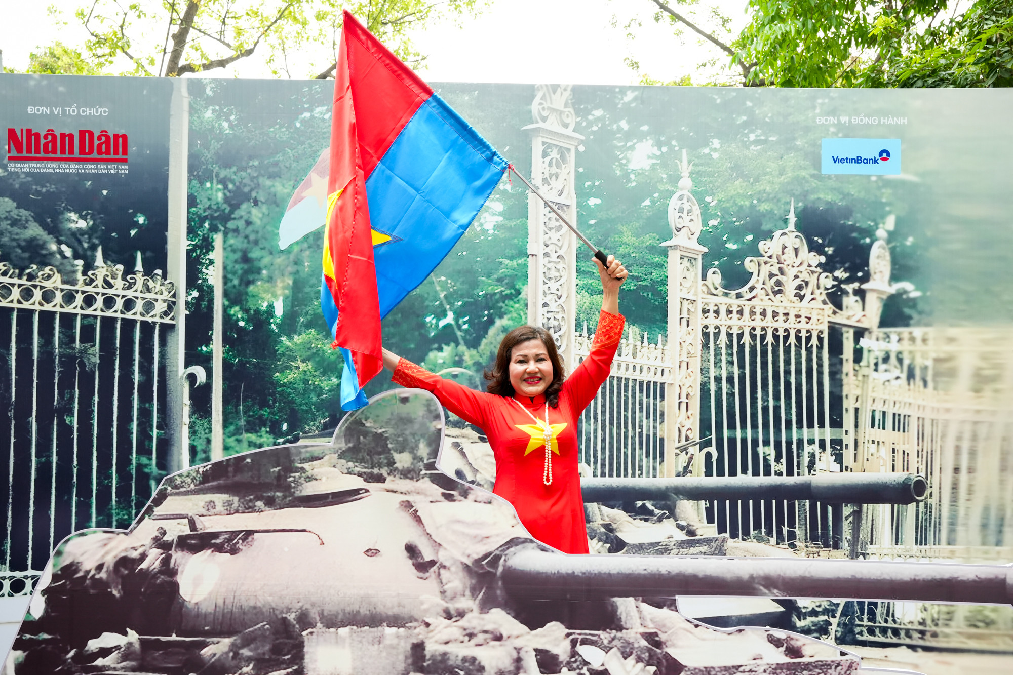 Niềm vui khi chứng kiến chiếc xe tăng 390 húc đổ cổng chính Dinh Độc Lập dường như vẫn còn in trong tâm trí mọi người. Niềm vui khi chứng kiến chiếc xe tăng 390 húc đổ cổng chính Dinh Độc Lập dường như vẫn còn in trong tâm trí mọi người.