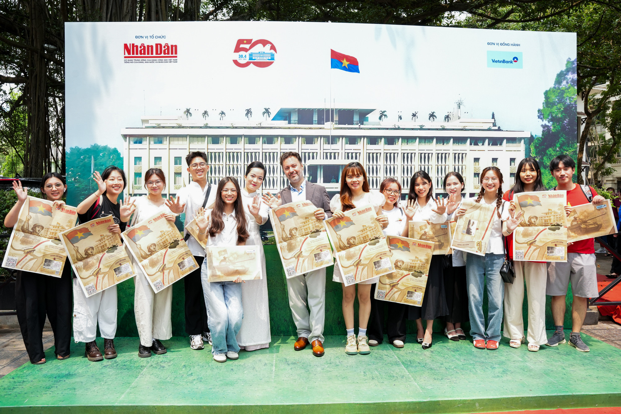 Tại triển lãm, mọi người như được xích lại gần nhau hơn, không còn khoảng cách. Tại triển lãm, mọi người như được xích lại gần nhau hơn, không còn khoảng cách.