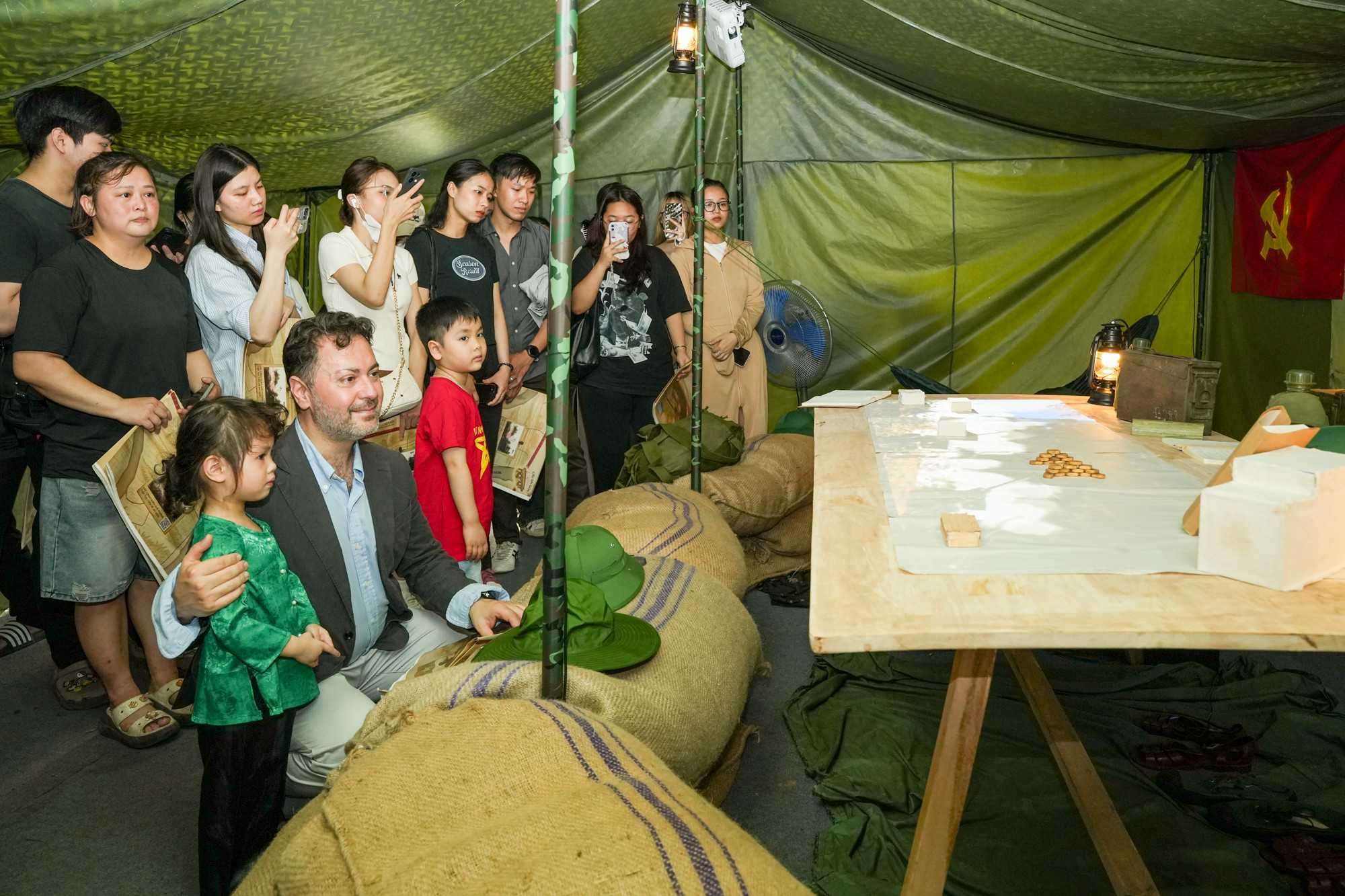 Tại triển lãm, du khách được trải nghiệm không gian trong lều dã chiến và xem trình chiếu 3D mapping tái hiện dấu mốc đánh chiếm Dinh Độc lập của Quân đội Việt Nam. Tại triển lãm, du khách được trải nghiệm không gian trong lều dã chiến và xem trình chiếu 3D mapping tái hiện dấu mốc đánh chiếm Dinh Độc lập của Quân đội Việt Nam.