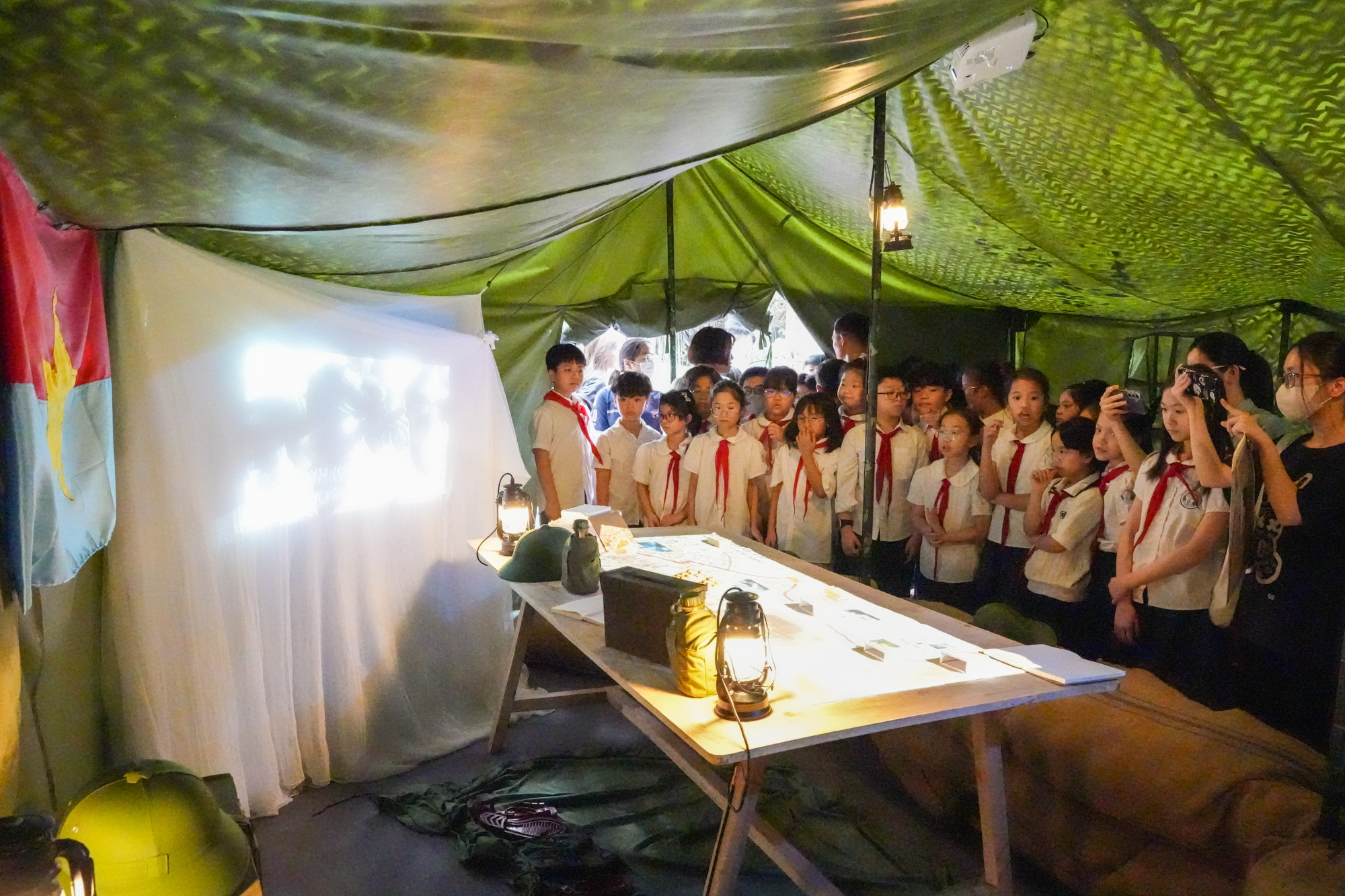 Các em học sinh xem trình chiếu 3D về những trận đánh quan trọng của quân đội ta.