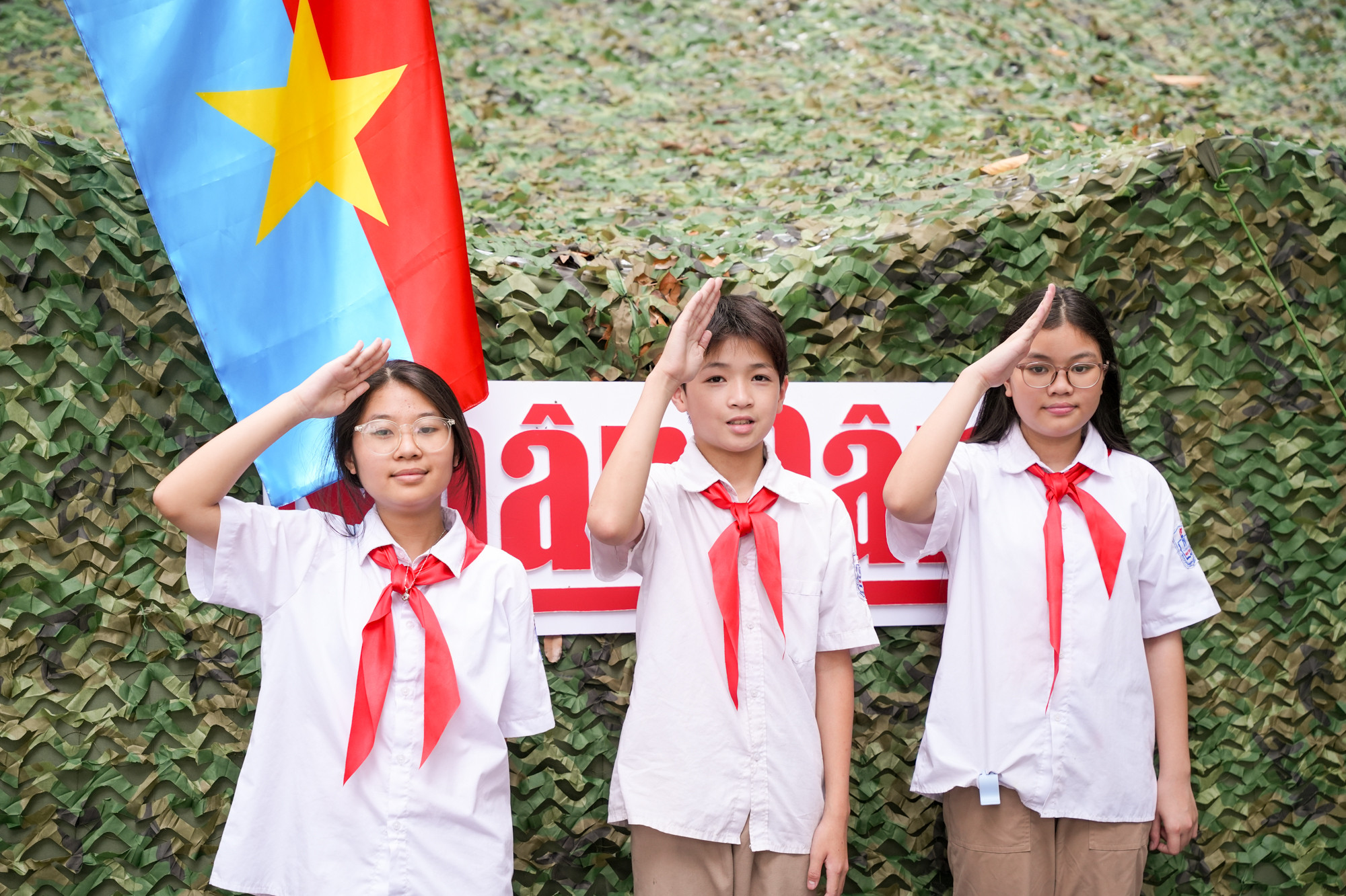 Tham quan Triển lãm tương tác tại Báo Nhân Dân, giúp học sinh hiểu rõ hơn về lịch sử của nước nhà, qua đó khơi dậy lòng yêu nước trong các em.