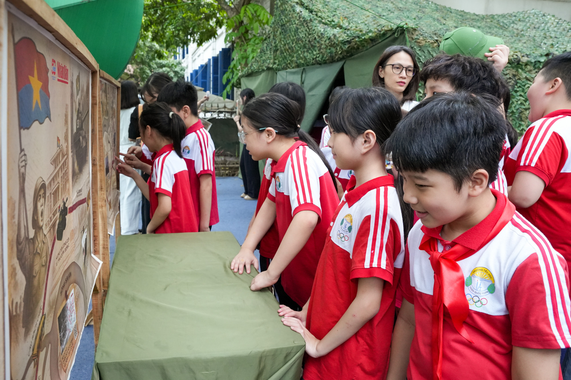 Hoạt động tham quan lần này giúp các em học sinh hứng thú hơn với môn lịch sử.