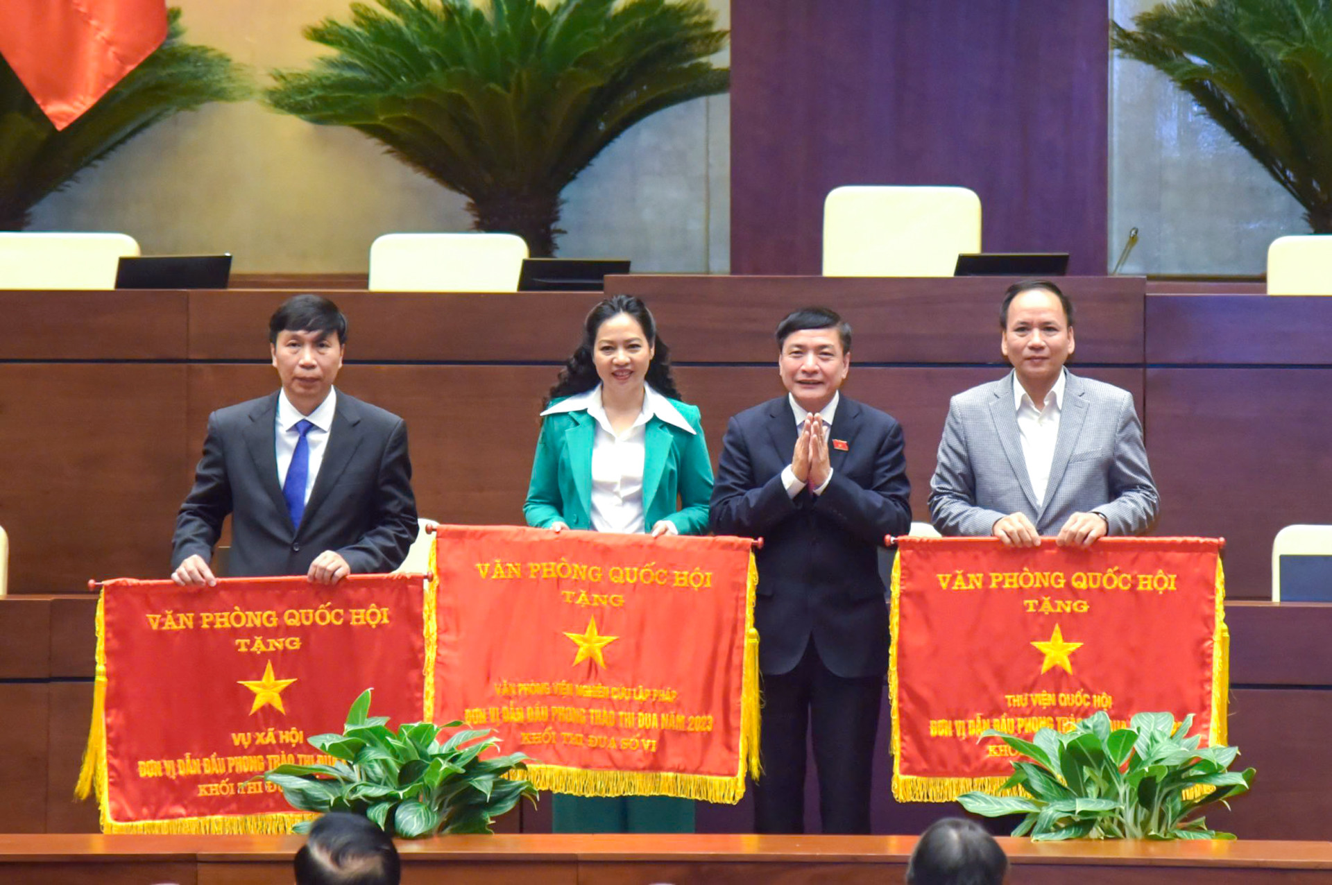 Tổng Thư ký, Chủ nhiệm Văn phòng Quốc hội Bùi Văn Cường tặng Cờ thi đua của Văn phòng Quốc hội cho Vụ Xã hội, Thư viện Quốc hội và Văn phòng Viện Nghiên cứu lập pháp.