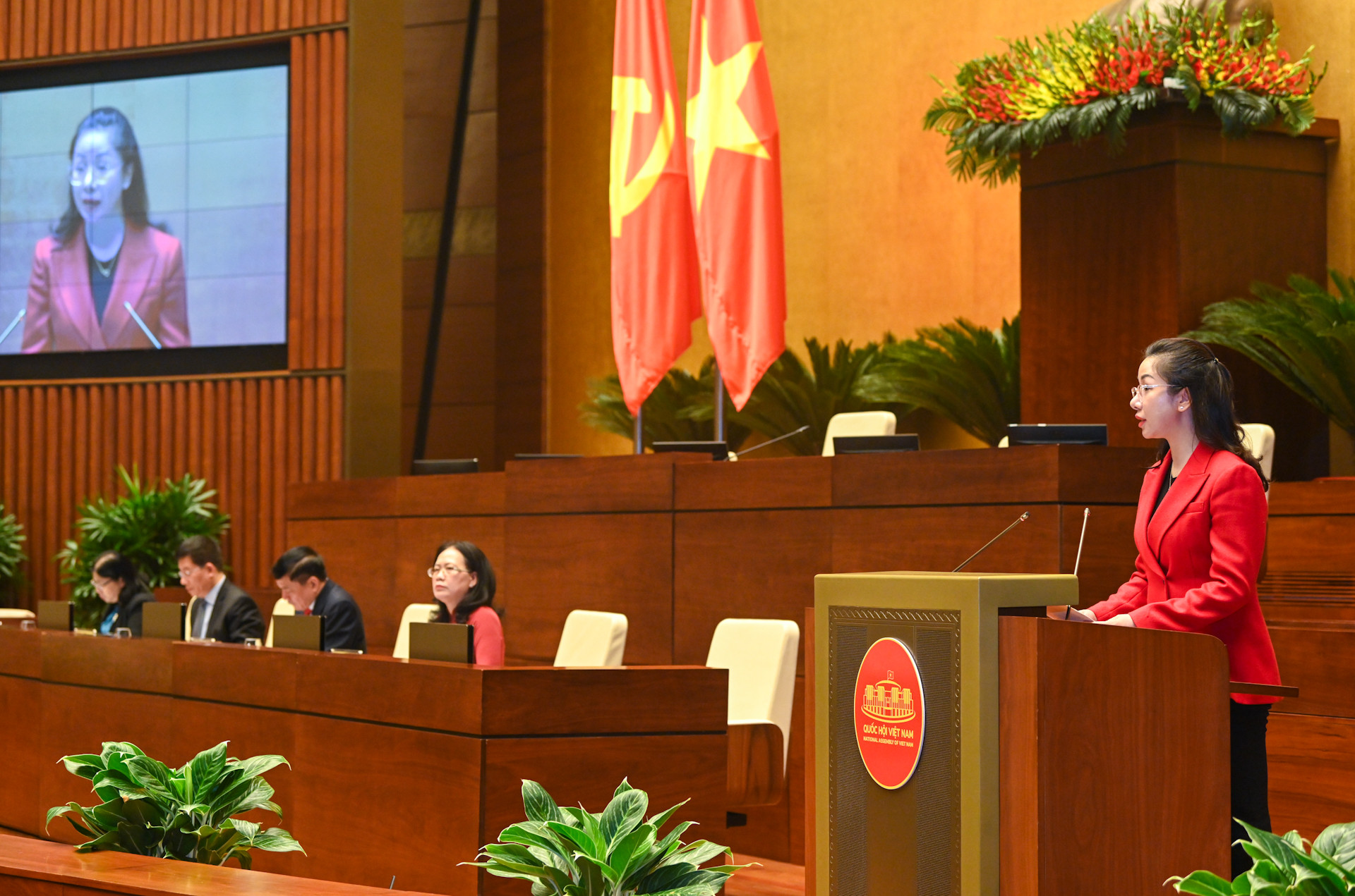 Vụ trưởng Vụ Thư ký Phan Thị Thùy Linh tham luận tại hội nghị.