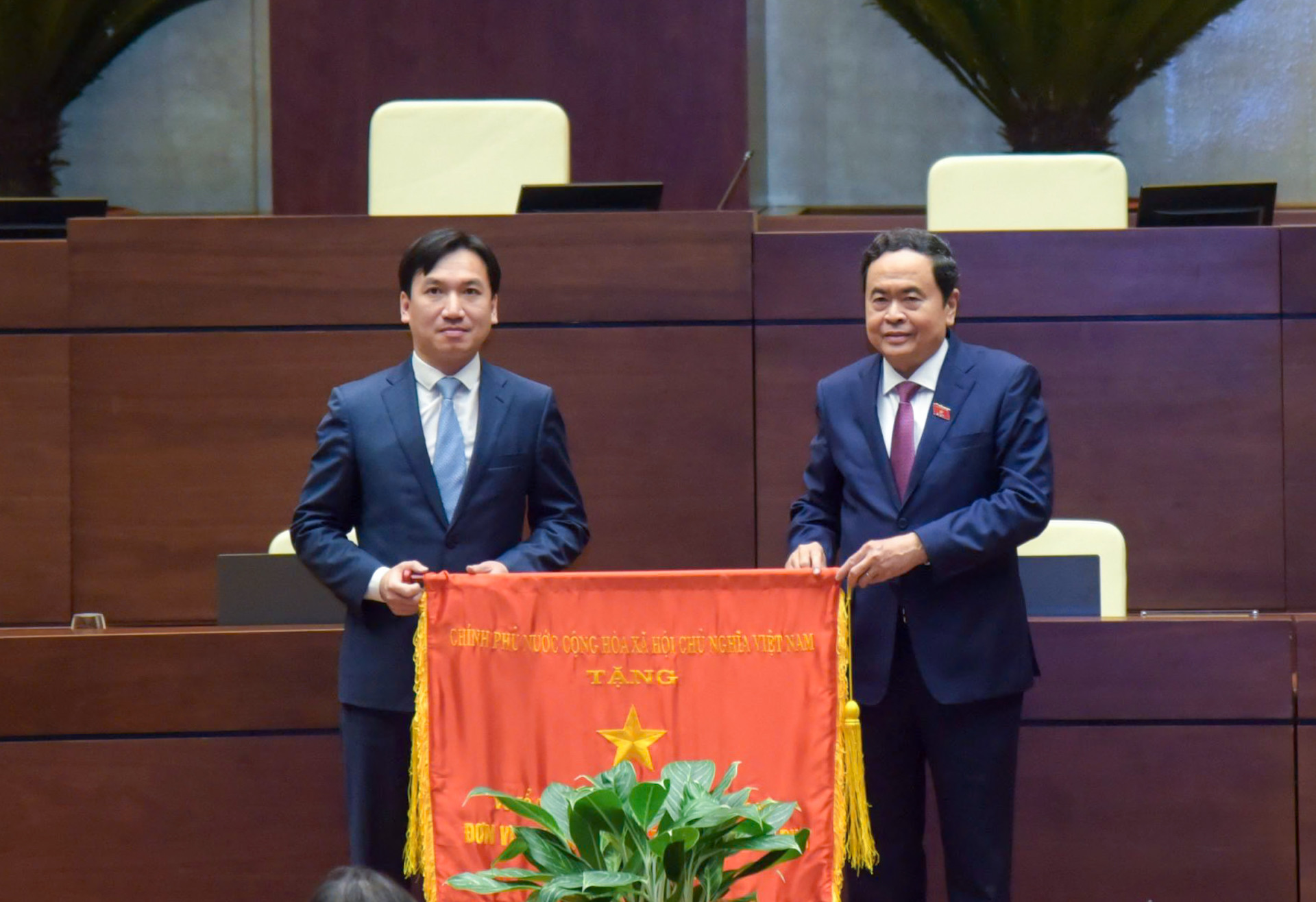 Phó Chủ tịch Thường trực Quốc hội Trần Thanh Mẫn trao Cờ thi đua của Chính phủ cho Vụ Tổ chức cán bộ Văn phòng Quốc hội.