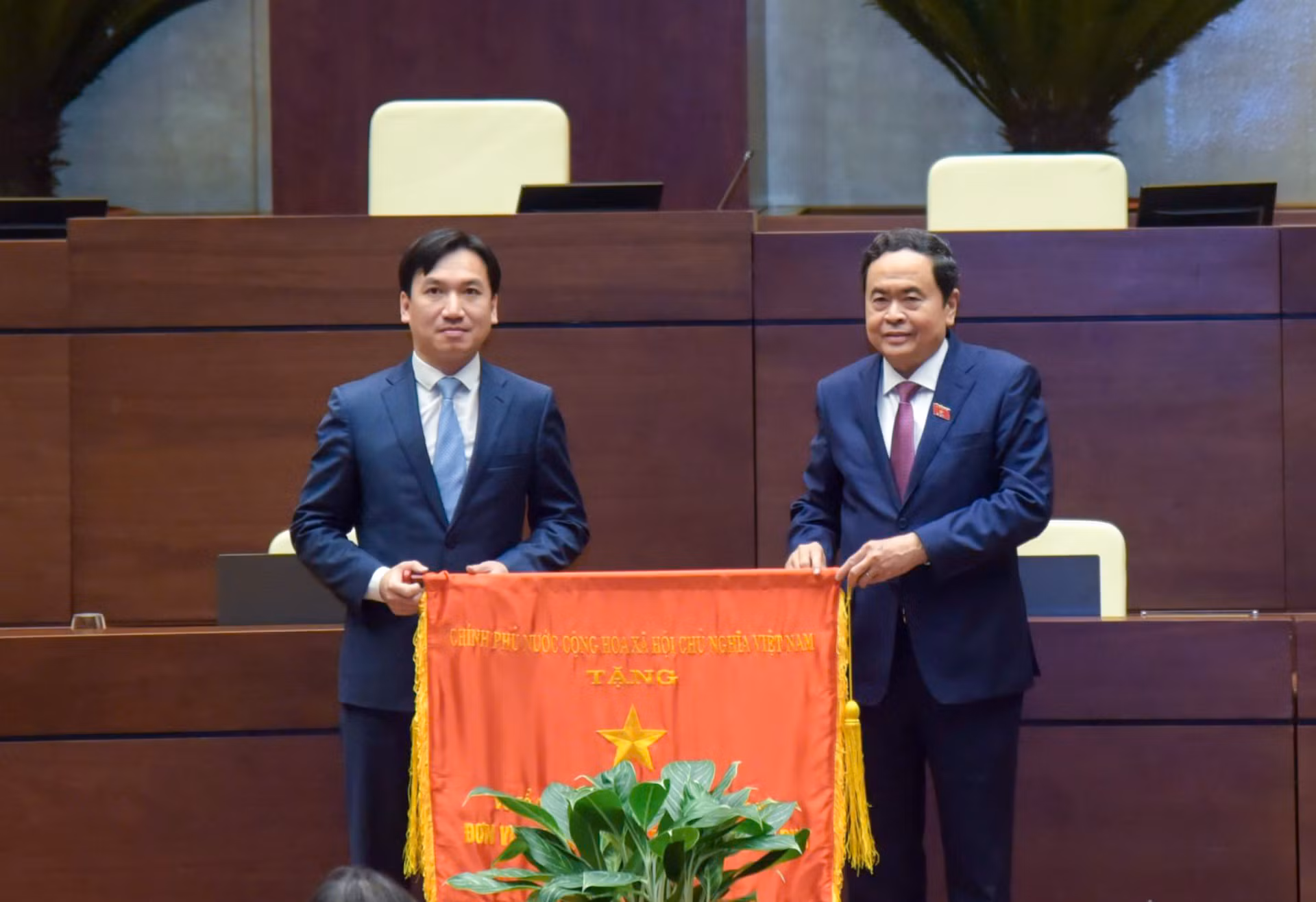 Phó Chủ tịch Thường trực Quốc hội Trần Thanh Mẫn trao Cờ thi đua của Chính phủ cho Vụ Tổ chức cán bộ Văn phòng Quốc hội.