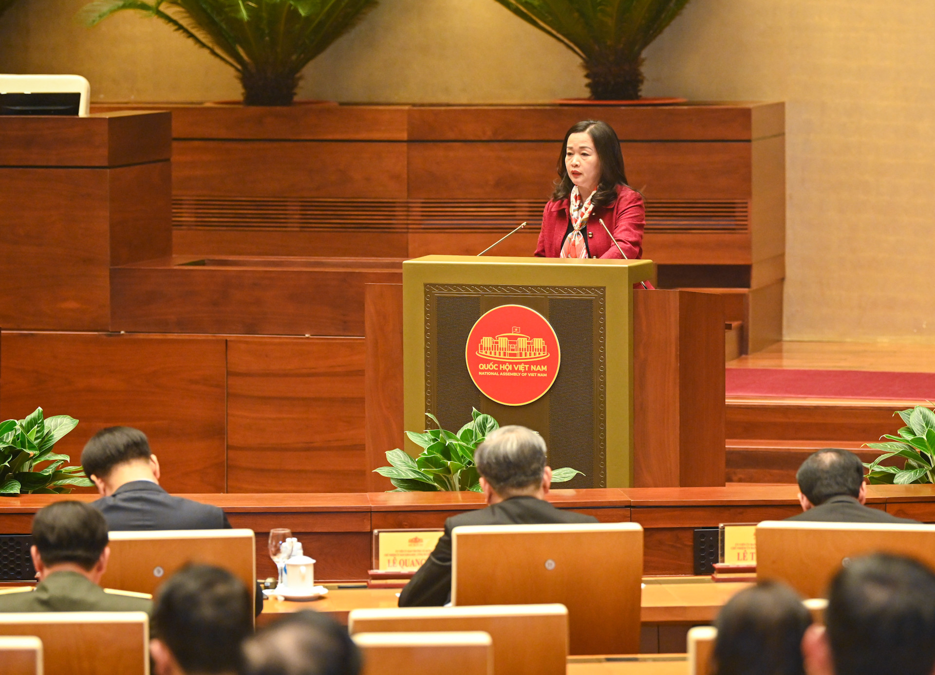 Tổng Biên tập Báo Đại biểu nhân dân Phạm Thị Thanh Huyền tham luận tại hội nghị.