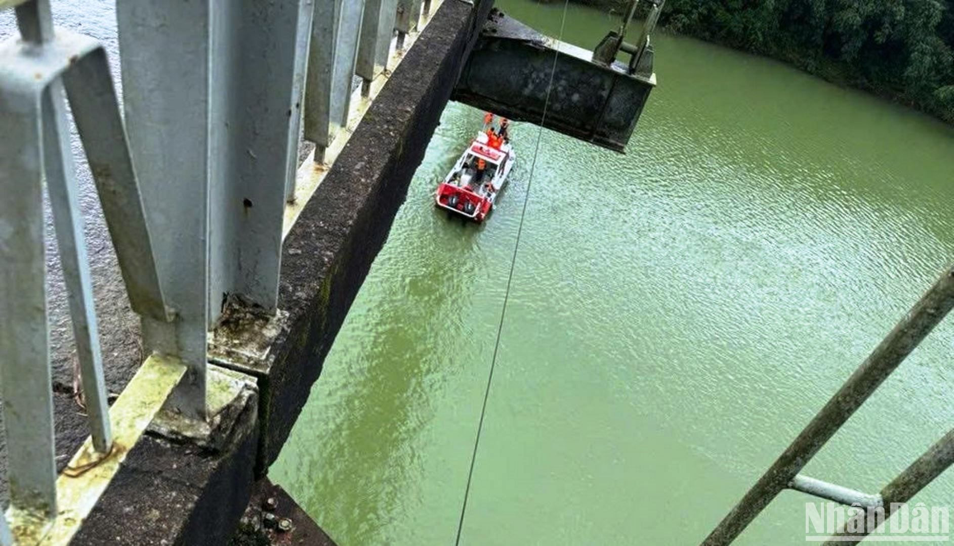 Theo nhiều người dân có mặt tại hiện trường, thời điểm xảy ra sự việc, 2 người ra khỏi chiếc xe và trôi theo dòng nước.