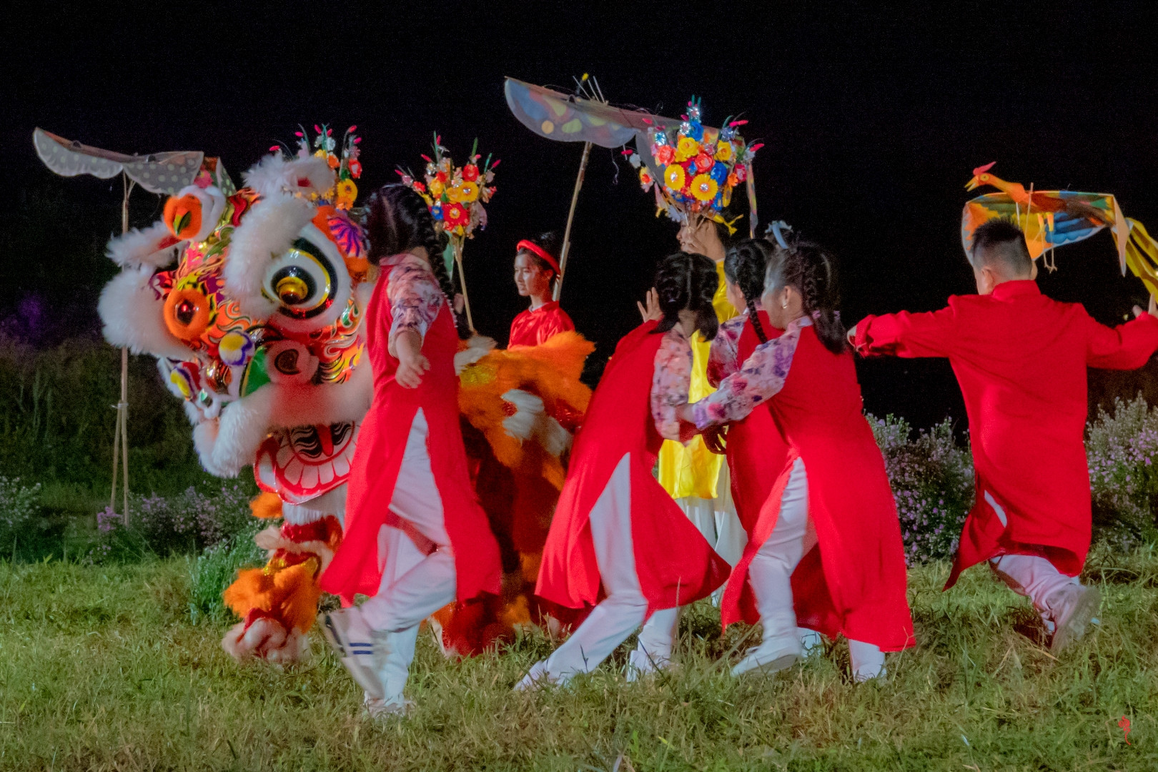 Lồng ghép vào đó là những sản phẩm của làng nghề Huế như diều, nón lá và hoa giấy Thanh Tiên.