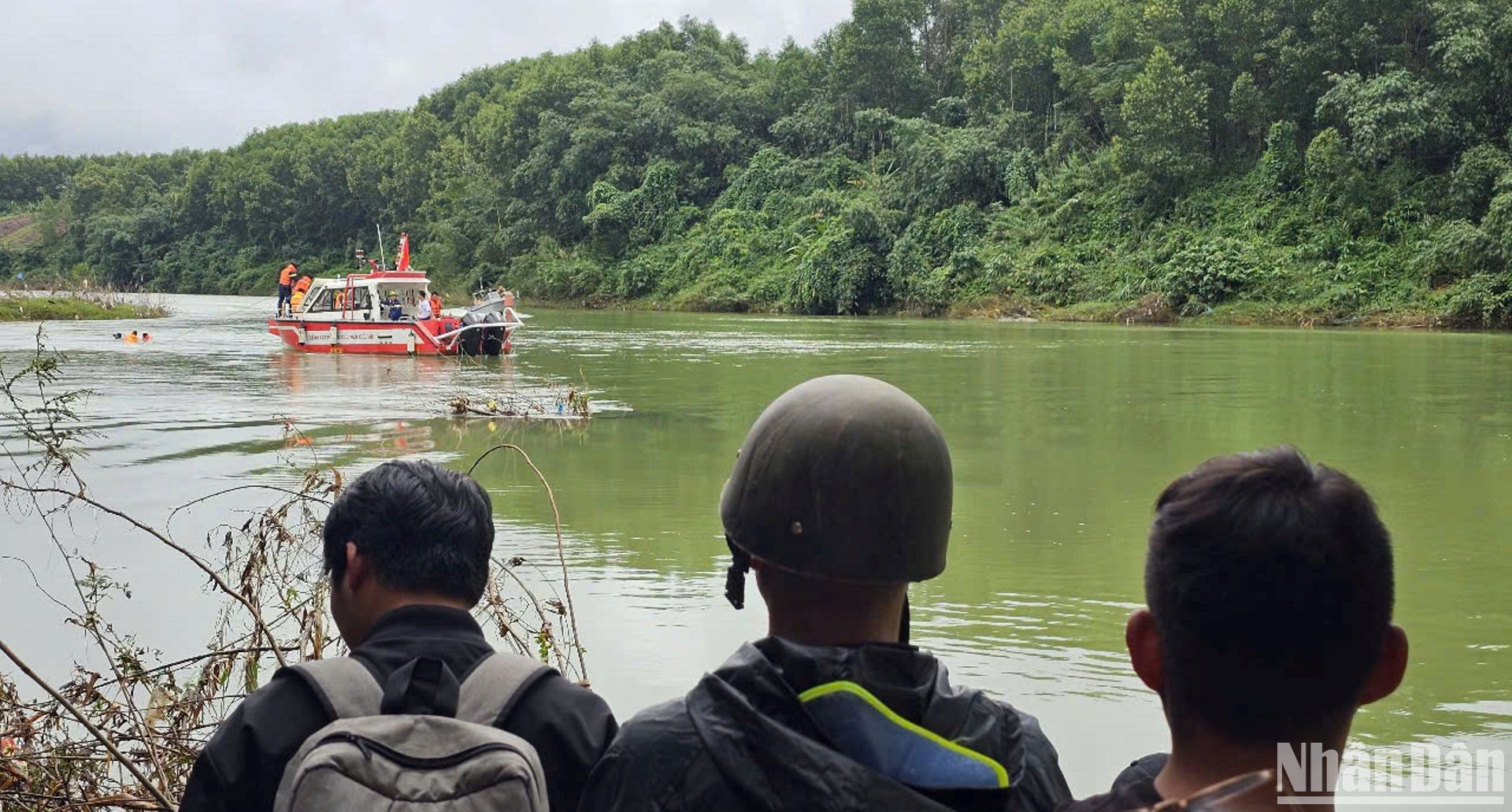 Các lực lượng chức năng có mặt tại hiện trường để tìm kiếm các nạn nhân mất tích.