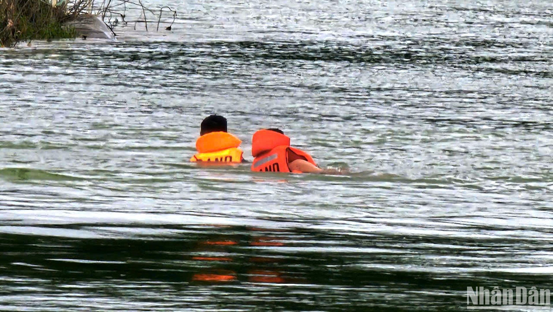 Lực lượng chức năng đang tổ chức tìm kiếm cứu hộ, cứu nạn, xác định nguyên nhân vụ việc.