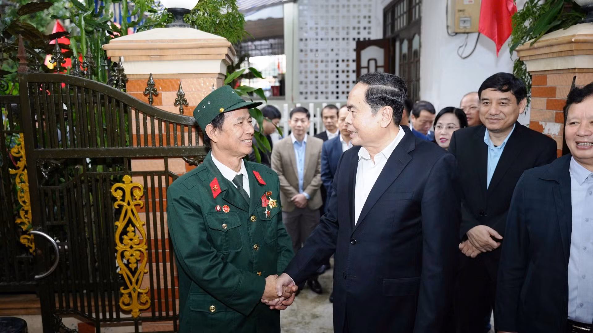 Chủ tịch Quốc hội Trần Thanh Mẫn cùng các thành viên Đoàn công tác cũng đã đến thăm, tặng quà tri ân các gia đình chính sách, thương binh tại phường Phú Nhuận, thành phố Huế.