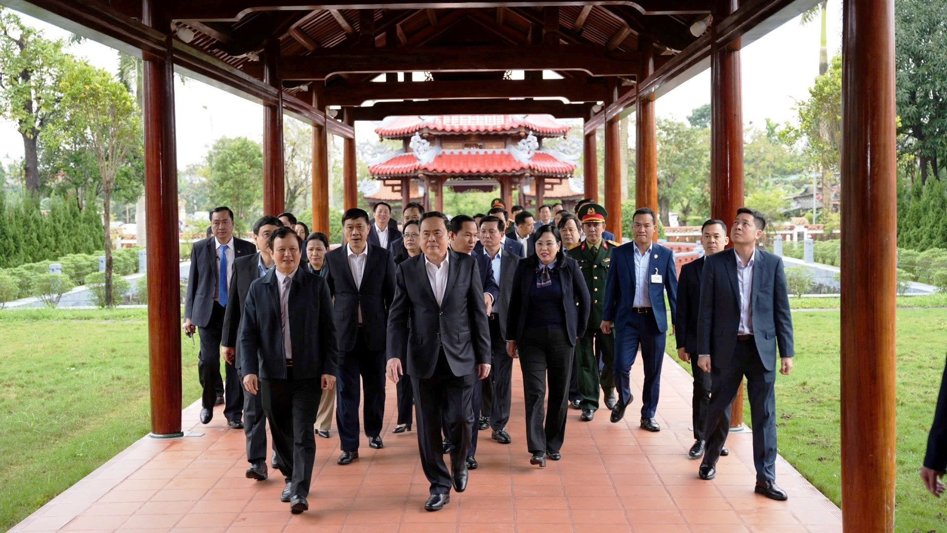 Nhân kỷ niệm 80 năm thành lập Quân đội Nhân dân Việt Nam, 35 năm Ngày hội Quốc phòng toàn dân và về thăm, làm việc tại tỉnh Thừa Thiên Huế, Chủ tịch Quốc hội Trần Thanh Mẫn và Đoàn công tác di chuyển đến thăm Nhà văn hóa và thư viện Đại tướng Lê Đức Anh.