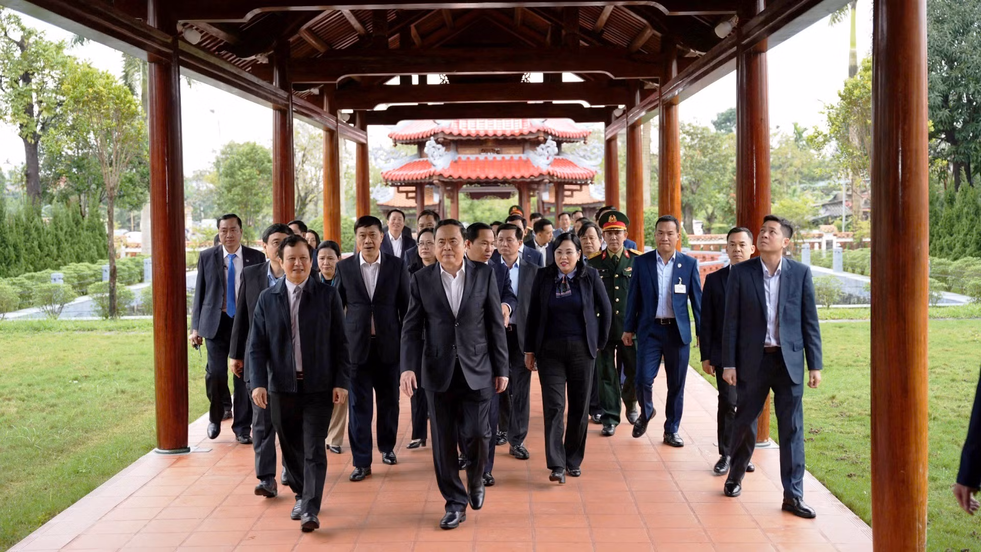 Nhân kỷ niệm 80 năm thành lập Quân đội Nhân dân Việt Nam, 35 năm Ngày hội Quốc phòng toàn dân và về thăm, làm việc tại tỉnh Thừa Thiên Huế, Chủ tịch Quốc hội Trần Thanh Mẫn và Đoàn công tác di chuyển đến thăm Nhà văn hóa và thư viện Đại tướng Lê Đức Anh.