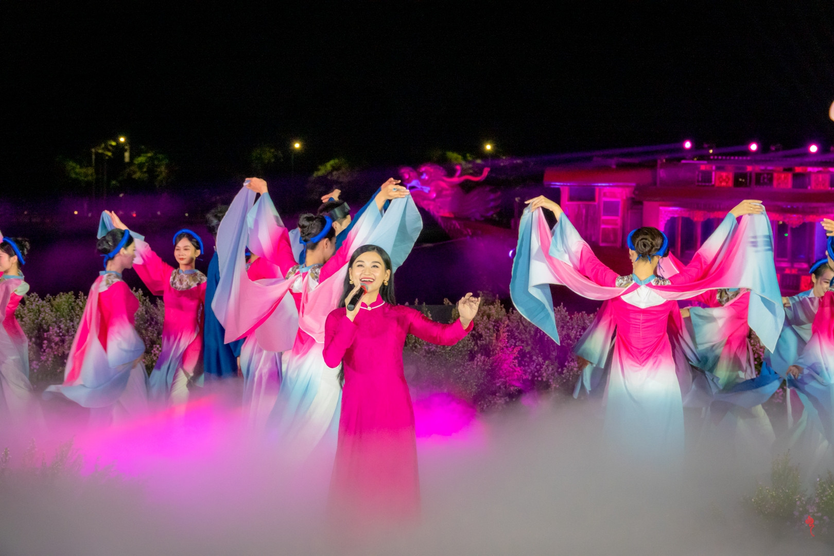 Đây là chương trình nghệ thuật đặc sắc được kết hợp giữa thời trang và hát, múa, âm nhạc.