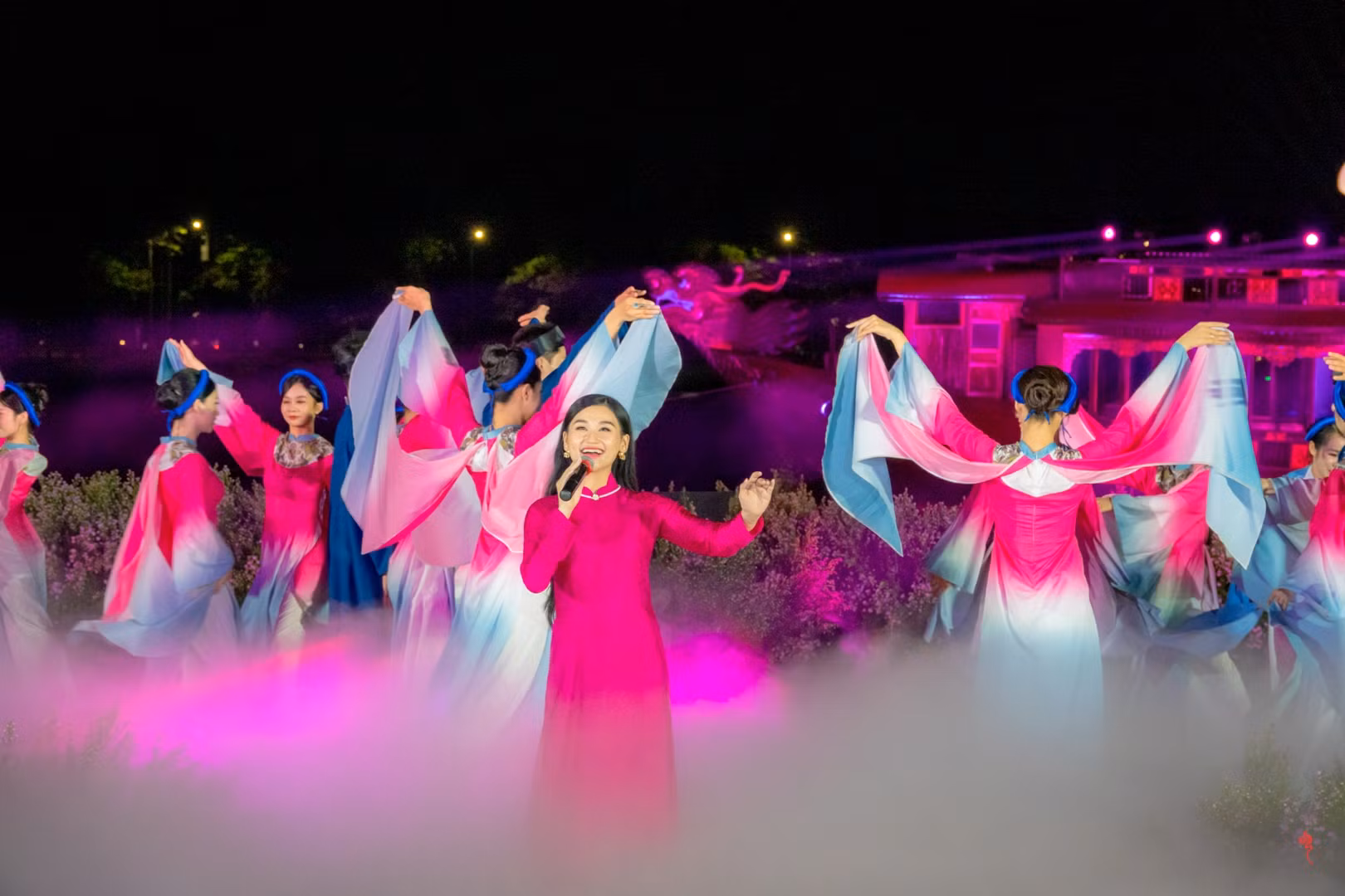 Đây là chương trình nghệ thuật đặc sắc được kết hợp giữa thời trang và hát, múa, âm nhạc. Đây là chương trình nghệ thuật đặc sắc được kết hợp giữa thời trang và hát, múa, âm nhạc.