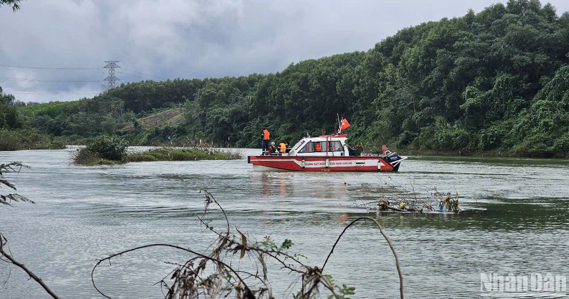 Công tác tìm kiếm đang tích cực được triển khai tại hiện trường vụ tai nạn.