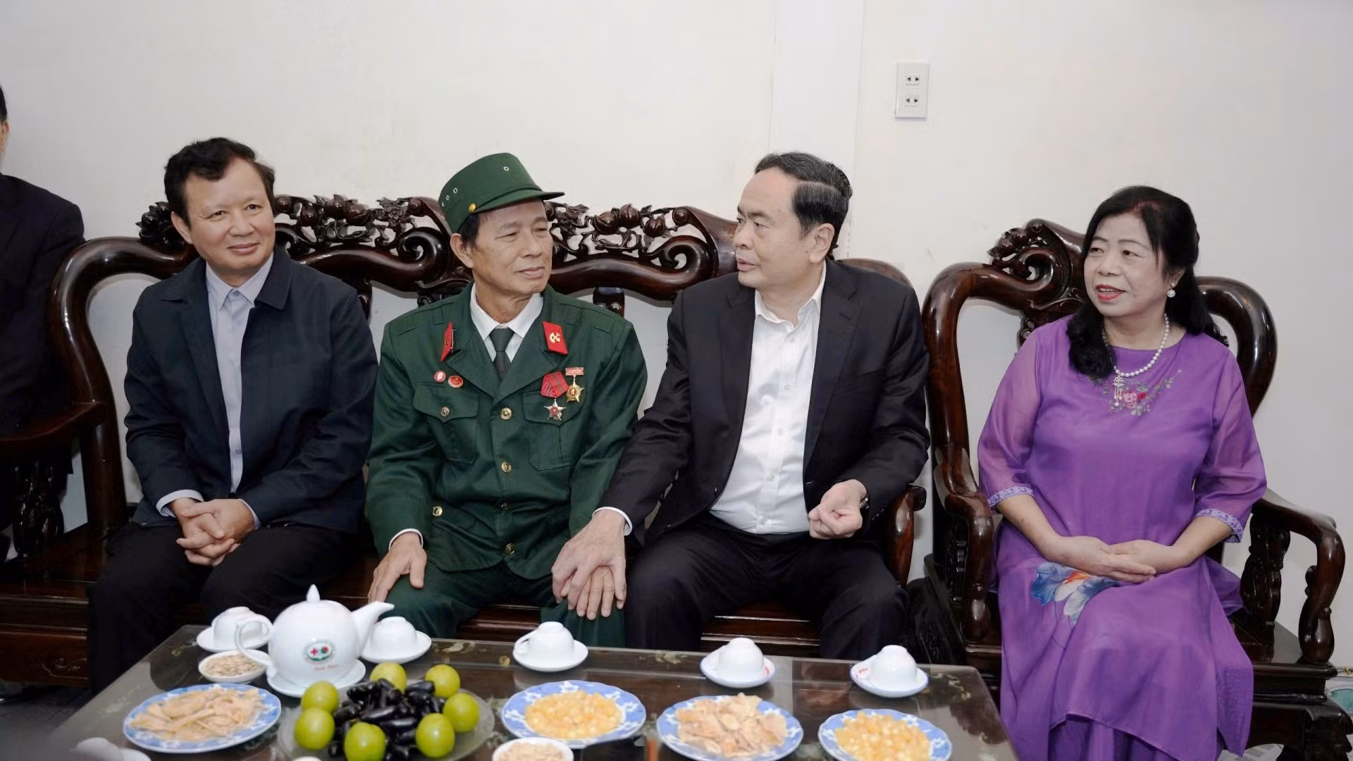 Chủ tịch Quốc hội Trần Thanh Mẫn thăm hỏi, động viên thương binh Hà Văn Lưỡng và gửi lời ân cần thăm hỏi sức khỏe và cuộc sống của các gia đình thương binh trong thành phố nói chung, bày tỏ lòng tri ân sâu sắc trước những hy sinh, cống hiến cho sự nghiệp đấu tranh giải phóng dân tộc, bảo vệ Tổ quốc, xây dựng quê hương đất nước.