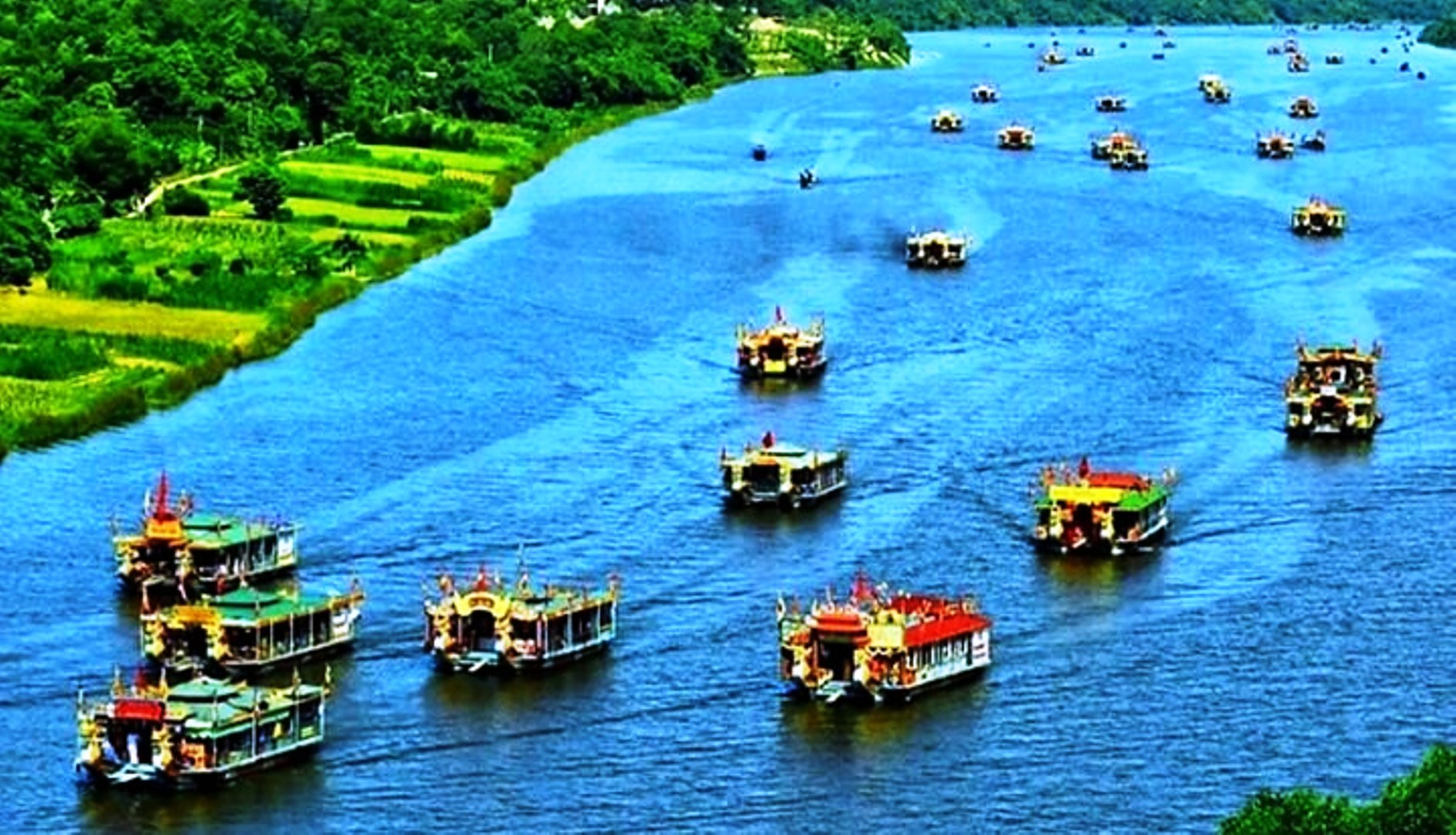 Đoàn thuyền xuất phát từ Nghinh Lương Đình, xuôi theo dòng sông Hương lên thượng nguồn đến Điện Huệ Nam thuộc xã Hương Thọ (TP Huế).