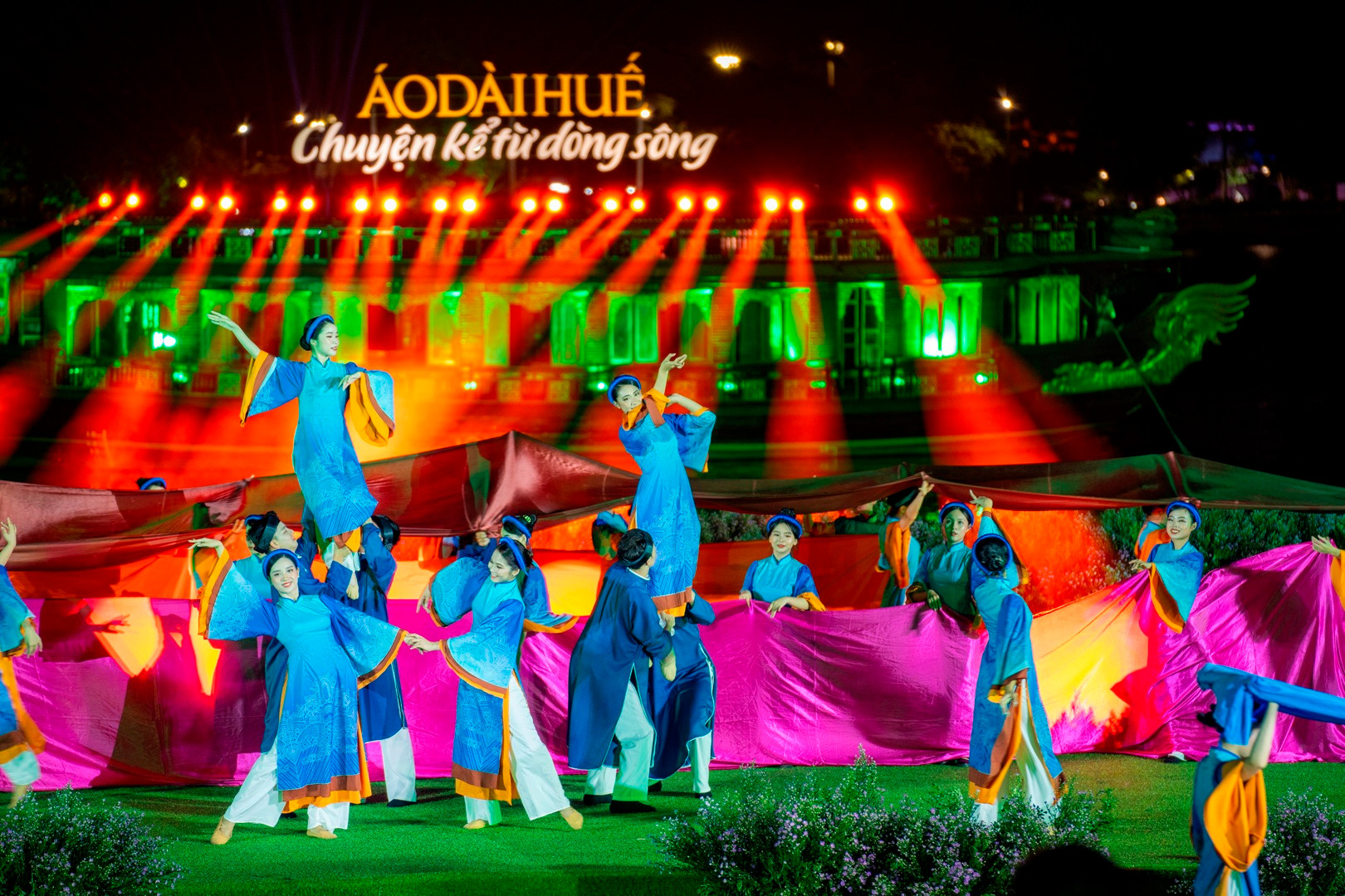 Lễ hội "Áo dài Huế - Chuyện kể từ dòng sông" trong chuỗi hoạt động Lễ hội mùa thu - Festival Huế 2023 theo định hướng bốn mùa, ghi dấu ấn sâu đậm trong lòng công chúng và du khách.