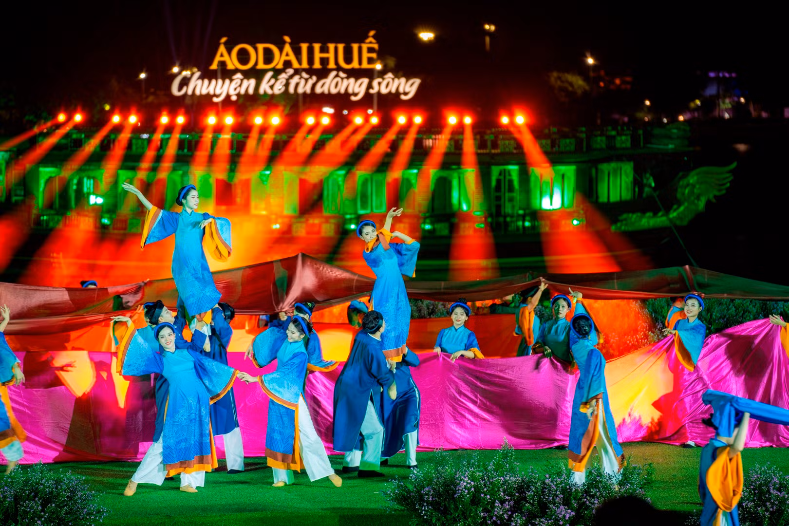 Lễ hội "Áo dài Huế - Chuyện kể từ dòng sông" trong chuỗi hoạt động Lễ hội mùa thu - Festival Huế 2023 theo định hướng bốn mùa, ghi dấu ấn sâu đậm trong lòng công chúng và du khách. Lễ hội "Áo dài Huế - Chuyện kể từ dòng sông" trong chuỗi hoạt động Lễ hội mùa thu - Festival Huế 2023 theo định hướng bốn mùa, ghi dấu ấn sâu đậm trong lòng công chúng và du khách.