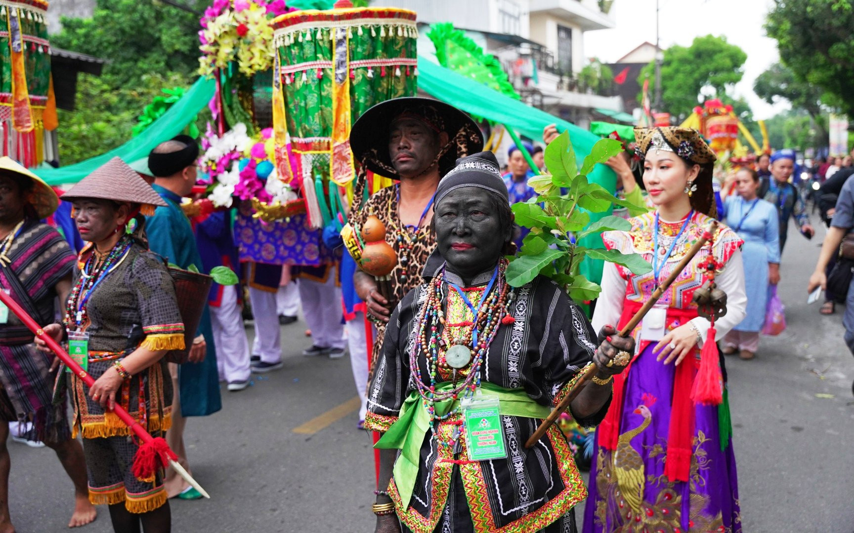 Ngoài các lễ chính, còn các lễ phóng sinh, phóng đăng, với các làn điệu chầu văn xứ Huế... thu hút nhiều thuyền ngược dòng sông Hương với lượng du khách rất đông đến từ các tỉnh trong cả nước về với lễ hội.