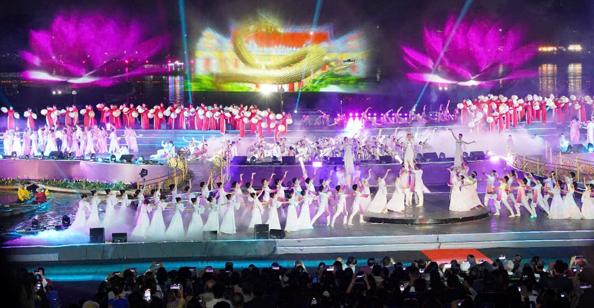 "Đêm sông Hương lung linh sắc màu" - tiết mục mở màn cho Chương trình khai mạc Năm Du lịch Quốc gia-Huế 2025 bên bờ sông Hương.
