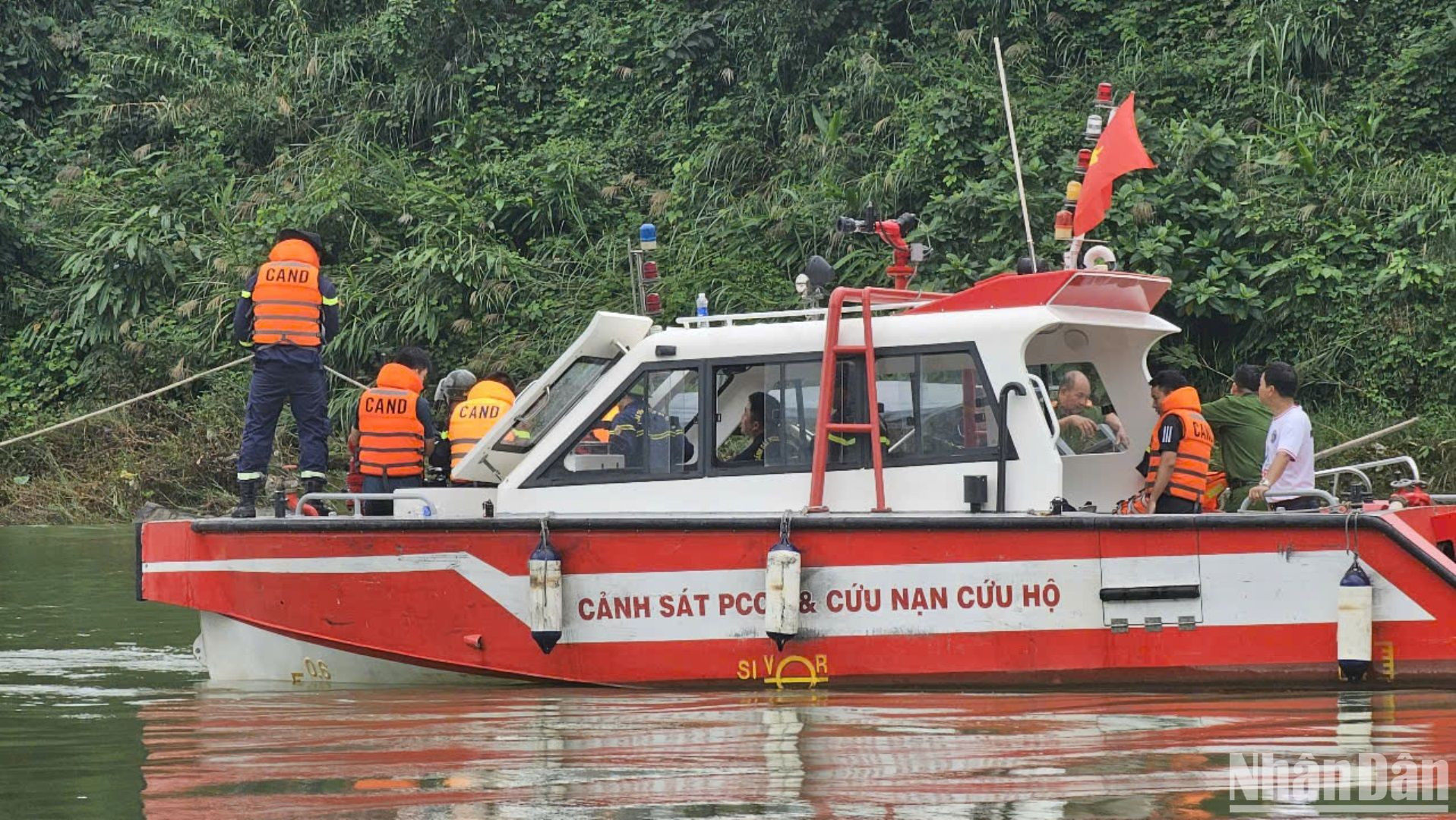 Theo đó, khoảng 7 giờ 15 phút, chiếc xe chở rác mang biển kiểm soát 75C-044.83 va vào lan can cầu treo Bình Thành rơi xuống sông. Vụ việc làm 2 người trên xe mất tích.