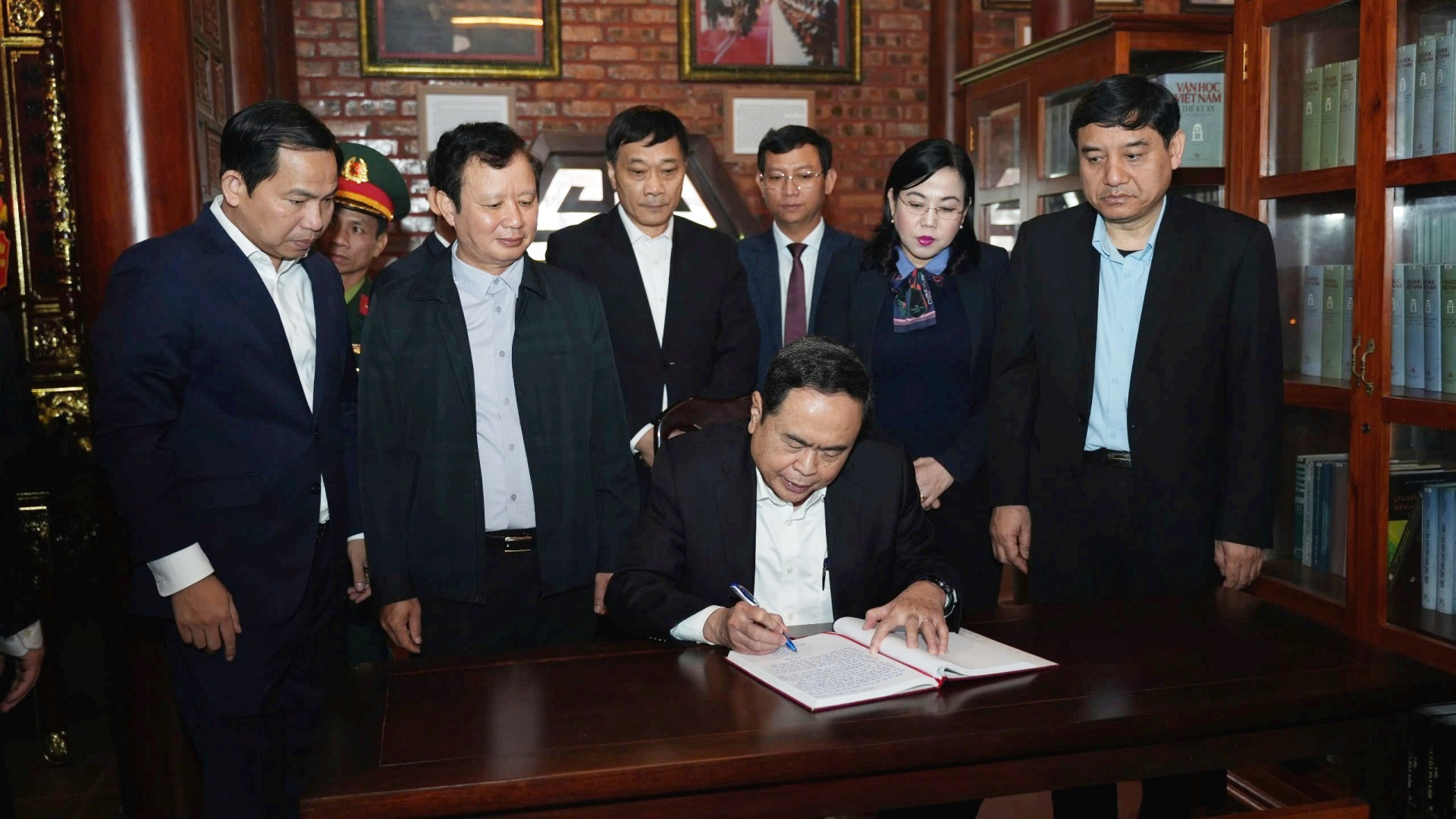 Tại Thư viện Đại tướng Lê Đức Anh, Chủ tịch Quốc hội Trần Thanh Mẫn đã ghi sổ lưu niệm và chúc mừng tỉnh Thừa Thiên Huế - quê hương của Đại tướng Lê Đức Anh đã trở thành Thành phố trực thuộc Trung ương, đời sống của người dân Huế ngày càng được nâng cao cả về vật chất và tinh thần.