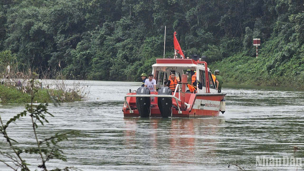 Đội cứu hộ cứu nạn đang nỗ lực tìm kiếm người mất tích.