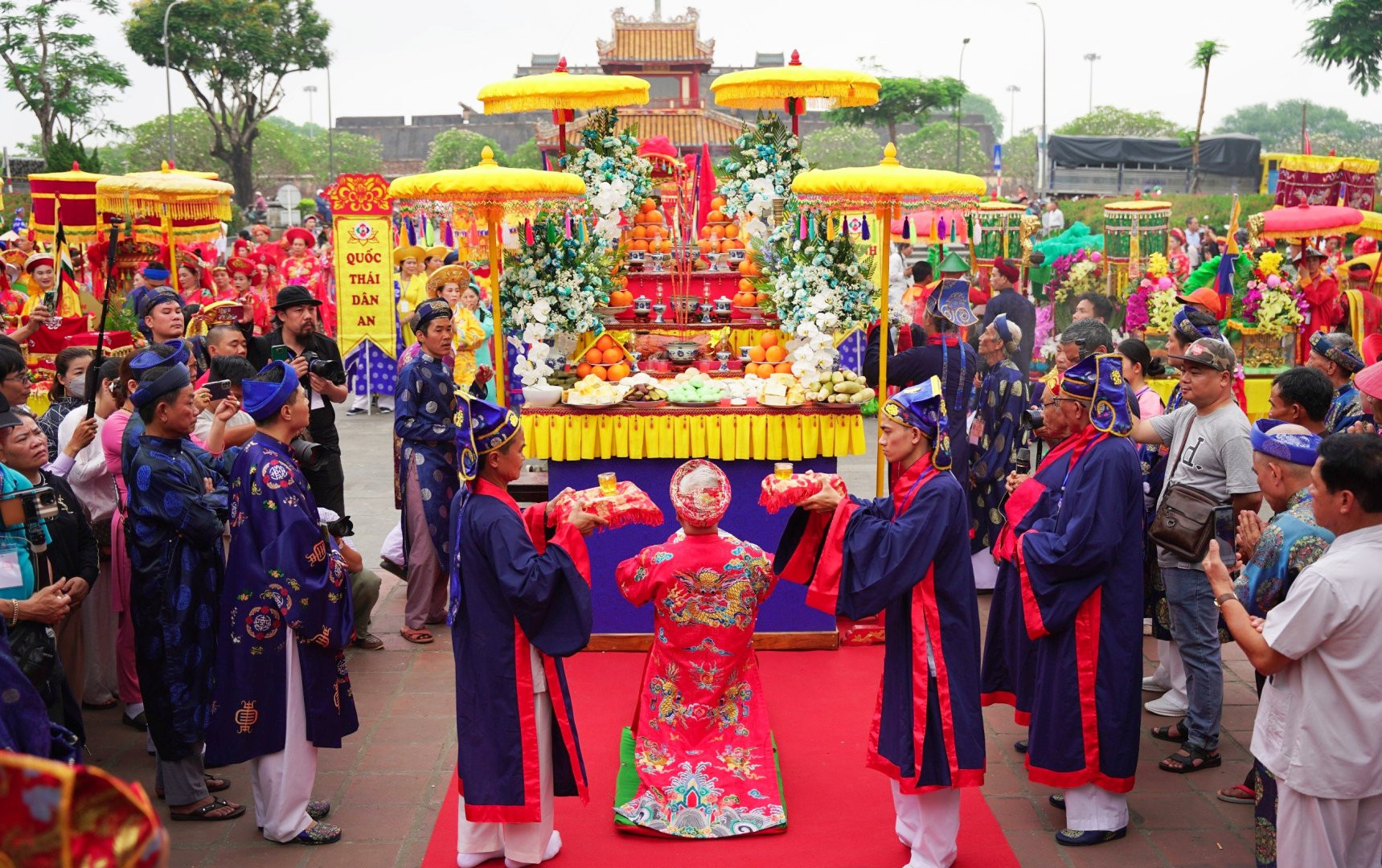 Lãnh đạo Sở Văn hóa và Thể thao, Trung tâm Festival Huế và các đơn vị liên quan thực hiện nghi lễ cáo yết cầu an ở Nghinh Lương Đình (TP Huế).