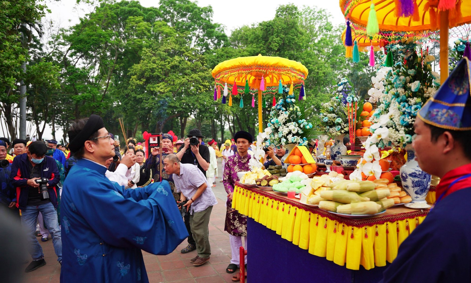 Lãnh đạo Sở Văn hóa và Thể thao, Trung tâm Festival Huế và các đơn vị liên quan thực hiện nghi lễ cáo yết cầu an ở Nghinh Lương Đình (TP Huế).