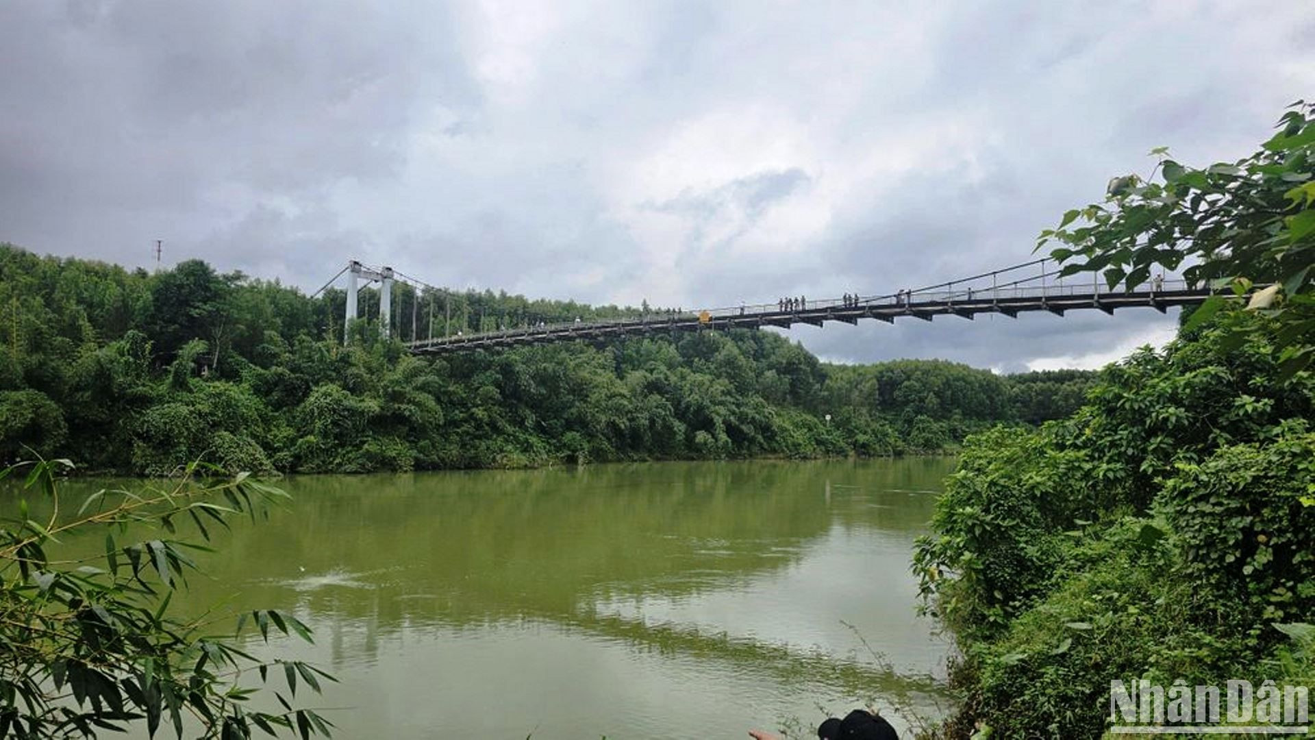 Cầu treo Bình Thành bắt qua sông Hữu Trạch, thuộc thượng nguồn sông Hương. Vụ tai nạn xe từ cầu xuống sông khiến 2 người đang mất tích.