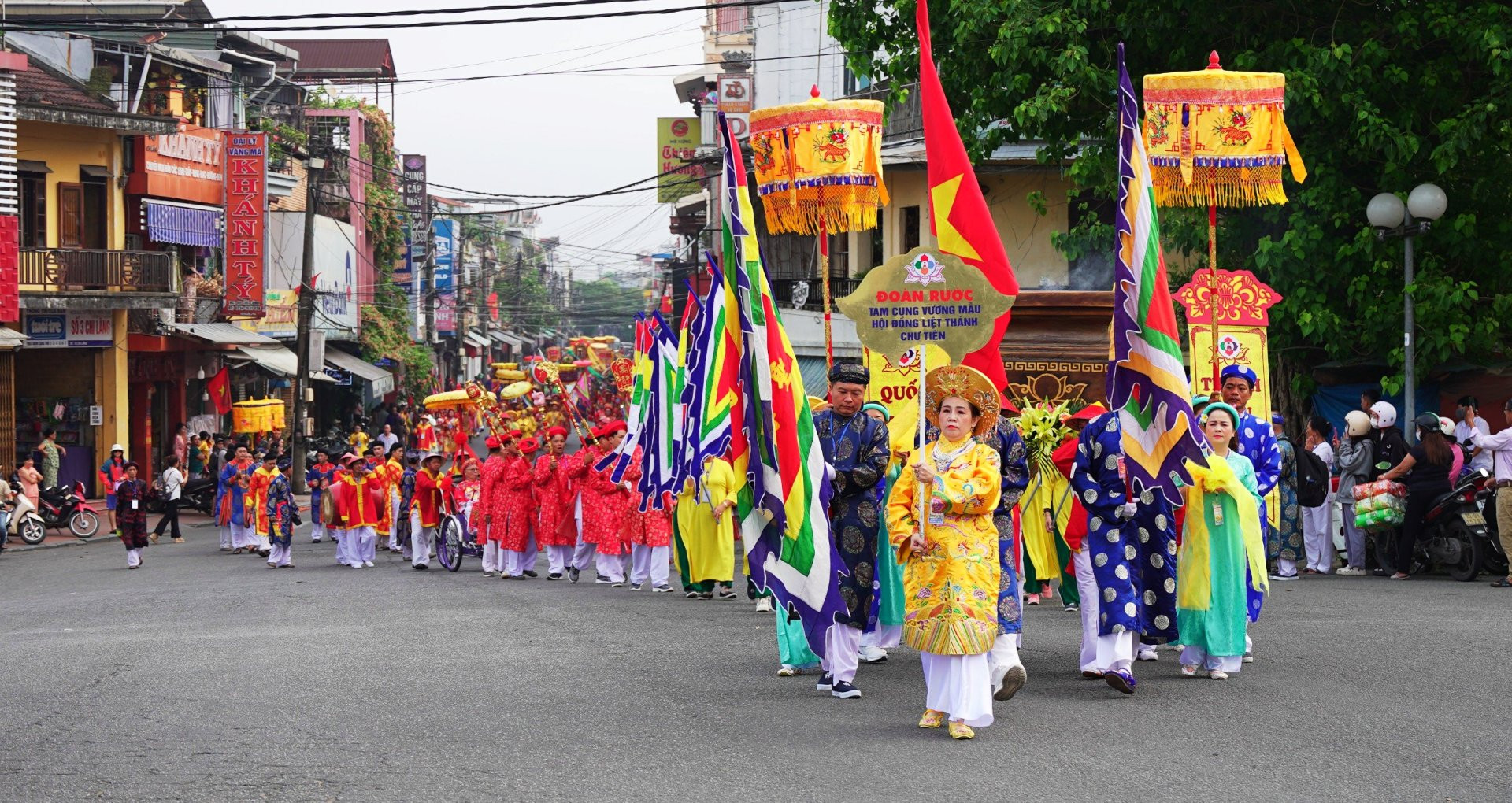 Đoàn rước đi qua phố Trần Hưng Đạo (TP Huế) với sự chào đón của đông đảo người dân, du khách.
