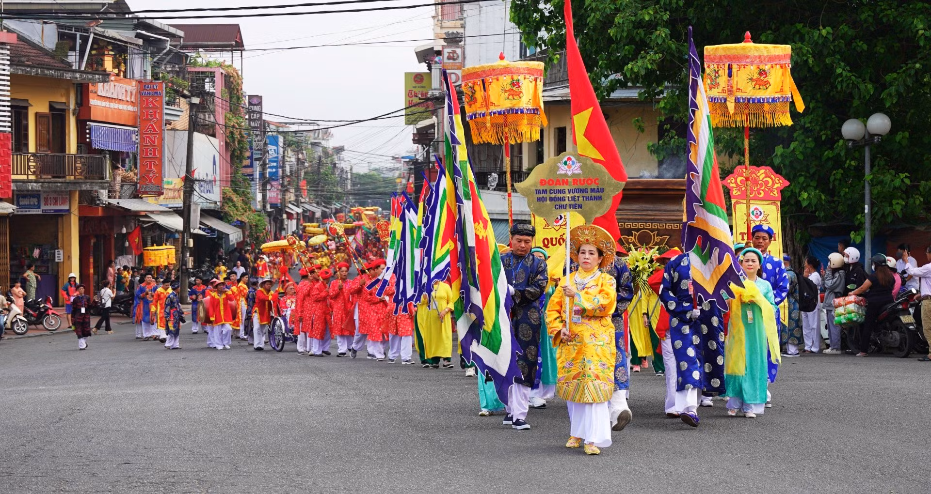Đoàn rước đi qua phố Trần Hưng Đạo (TP Huế) với sự chào đón của đông đảo người dân, du khách.