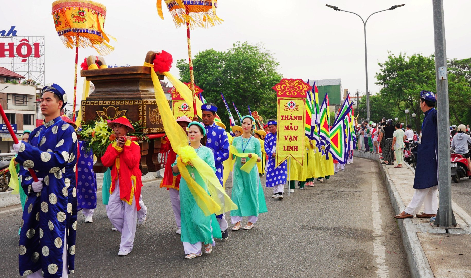 ... qua đó nhằm phô diễn nét độc đáo của những trang phục cổ xưa đầy màu sắc, kết hợp với các hình thức diễn xướng, vũ điệu đặc trưng của tín ngưỡng thờ Mẫu.