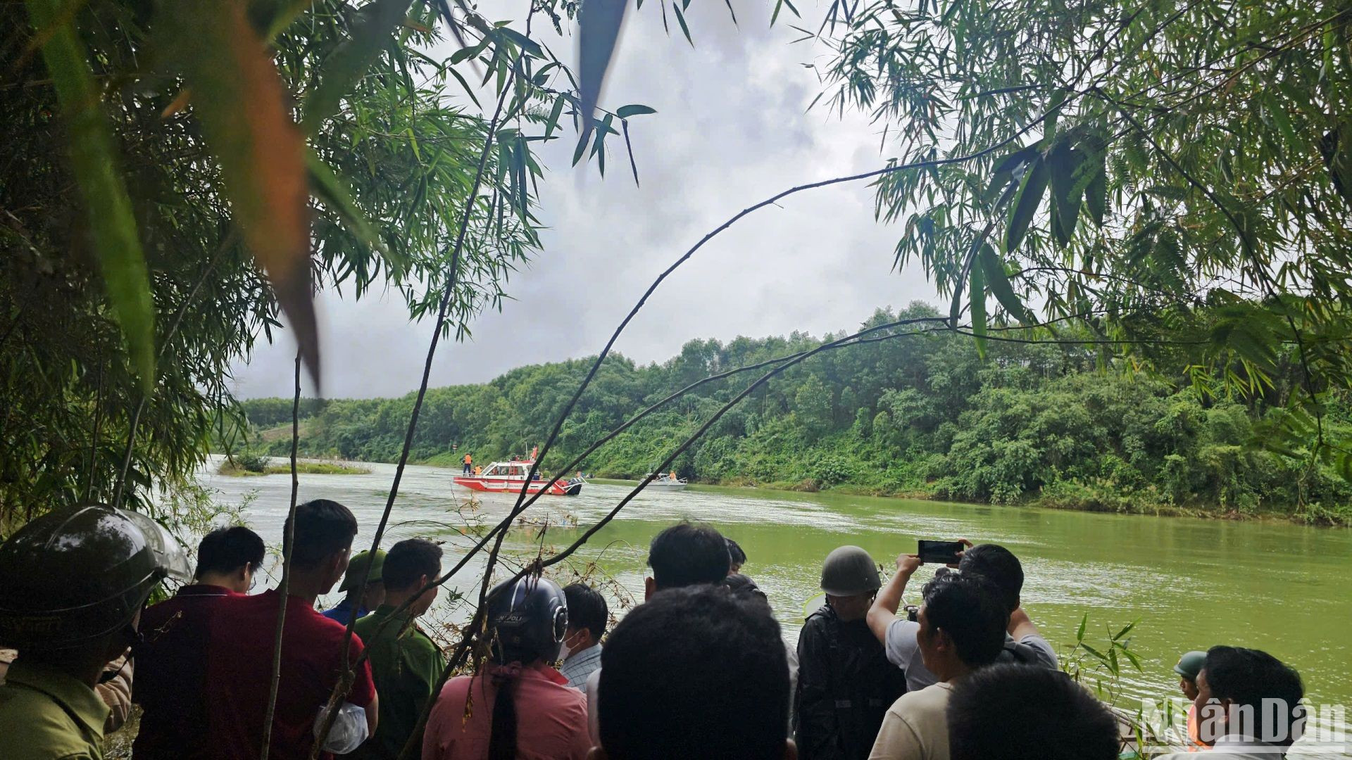 Nhiều người dân có mặt ở hiện trường để theo dõi diễn biến sự việc.