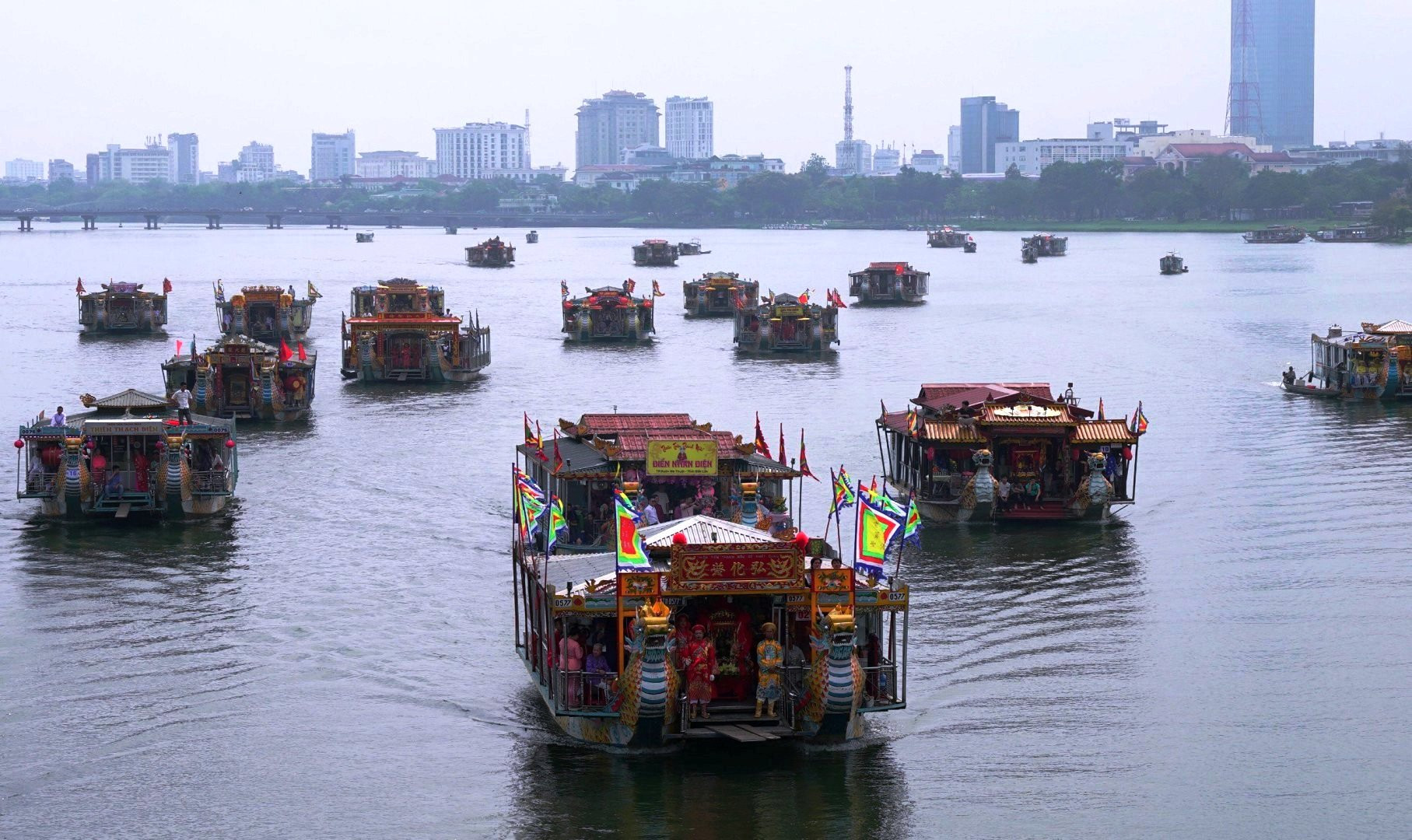 Một trong những nét đặc sắc của Lễ hội Điện Huệ Nam hằng năm là hoạt động rước Thánh bằng thuyền trên sông Hương.