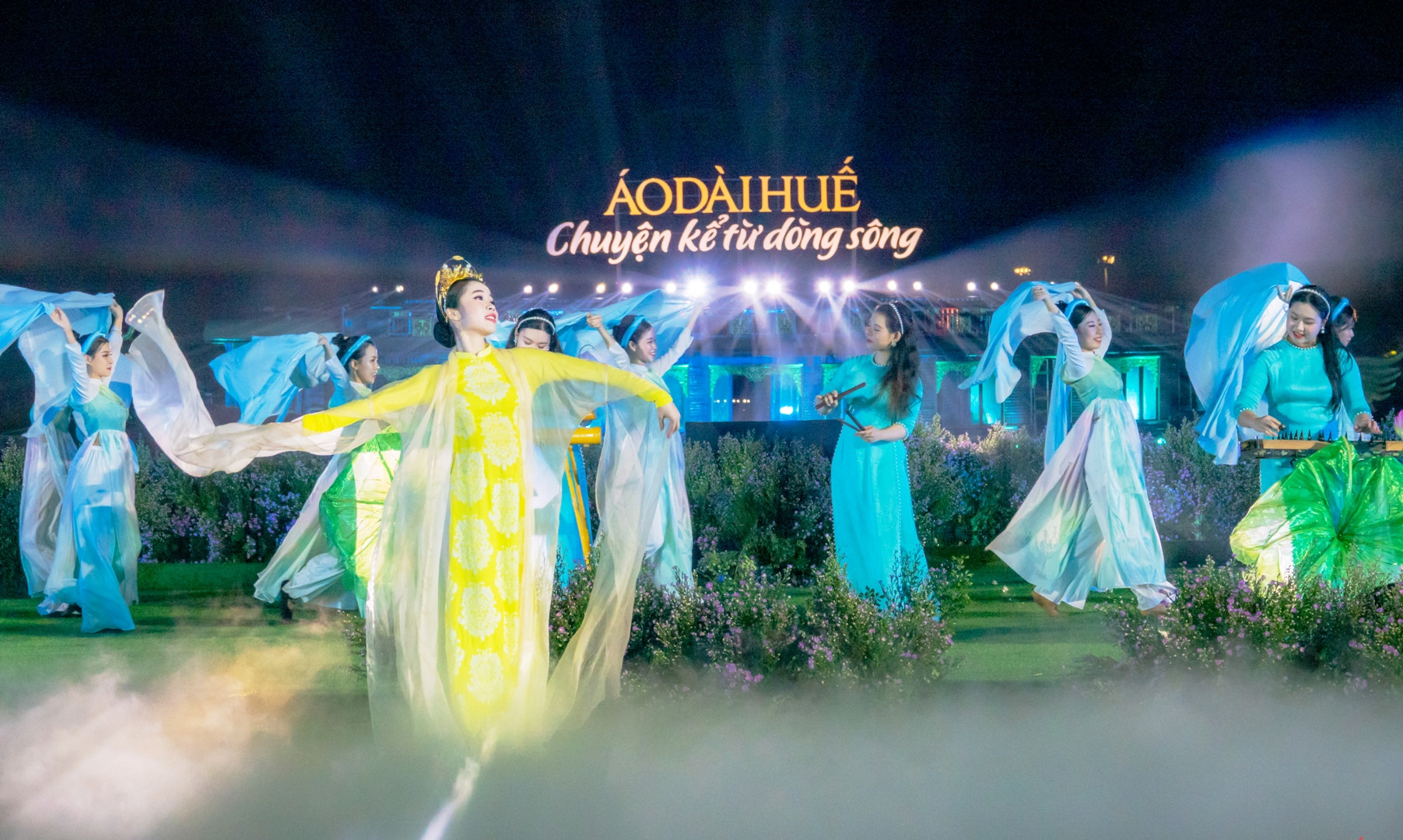 Chương trình đã tôn vinh sông Hương - dòng sông được xem như chiếc áo dài lụa là giữa đất trời xứ Huế.