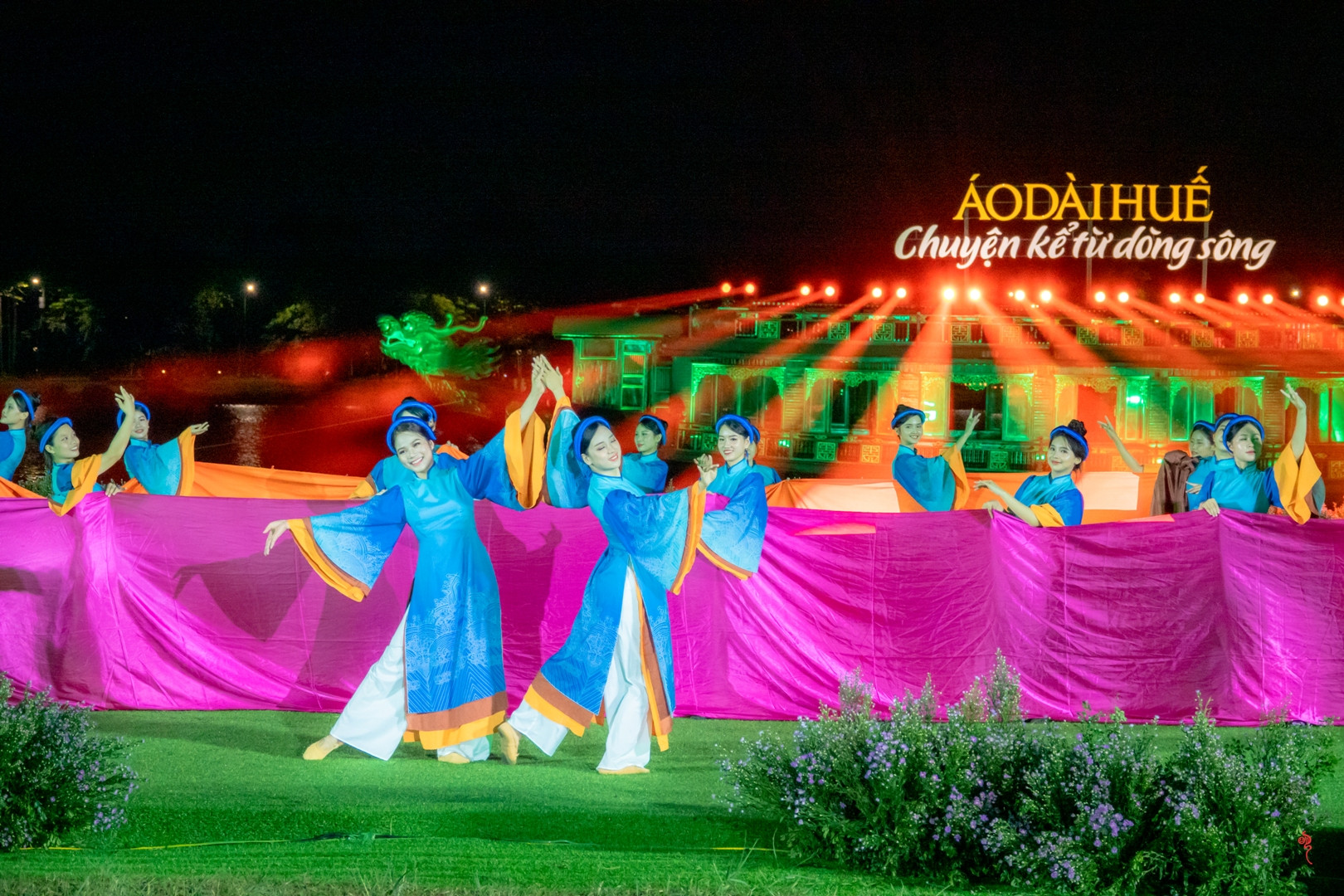 Lễ hội áo dài Huế năm nay được đánh giá là có nhiều đổi mới, nâng cao chất lượng nghệ thuật nhưng vẫn giữ được nét văn hóa đặc trưng của áo dài Huế.