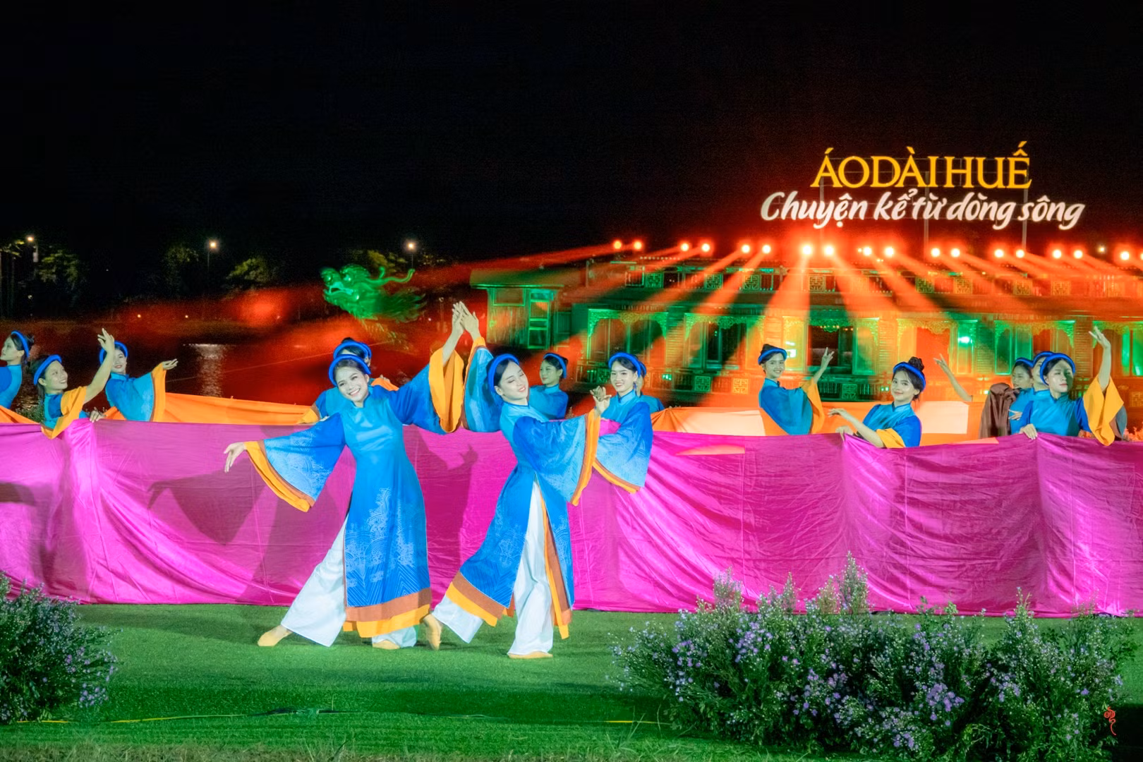 Lễ hội áo dài Huế năm nay được đánh giá là có nhiều đổi mới, nâng cao chất lượng nghệ thuật nhưng vẫn giữ được nét văn hóa đặc trưng của áo dài Huế. Lễ hội áo dài Huế năm nay được đánh giá là có nhiều đổi mới, nâng cao chất lượng nghệ thuật nhưng vẫn giữ được nét văn hóa đặc trưng của áo dài Huế.