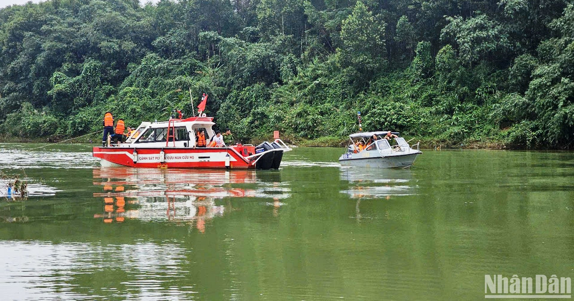 Theo ghi nhận của phóng viên, hiện nay nhiều lực lượng đang có mặt tại hiện trường, sử dụng ca-nô, xuồng để tìm người mất tích.