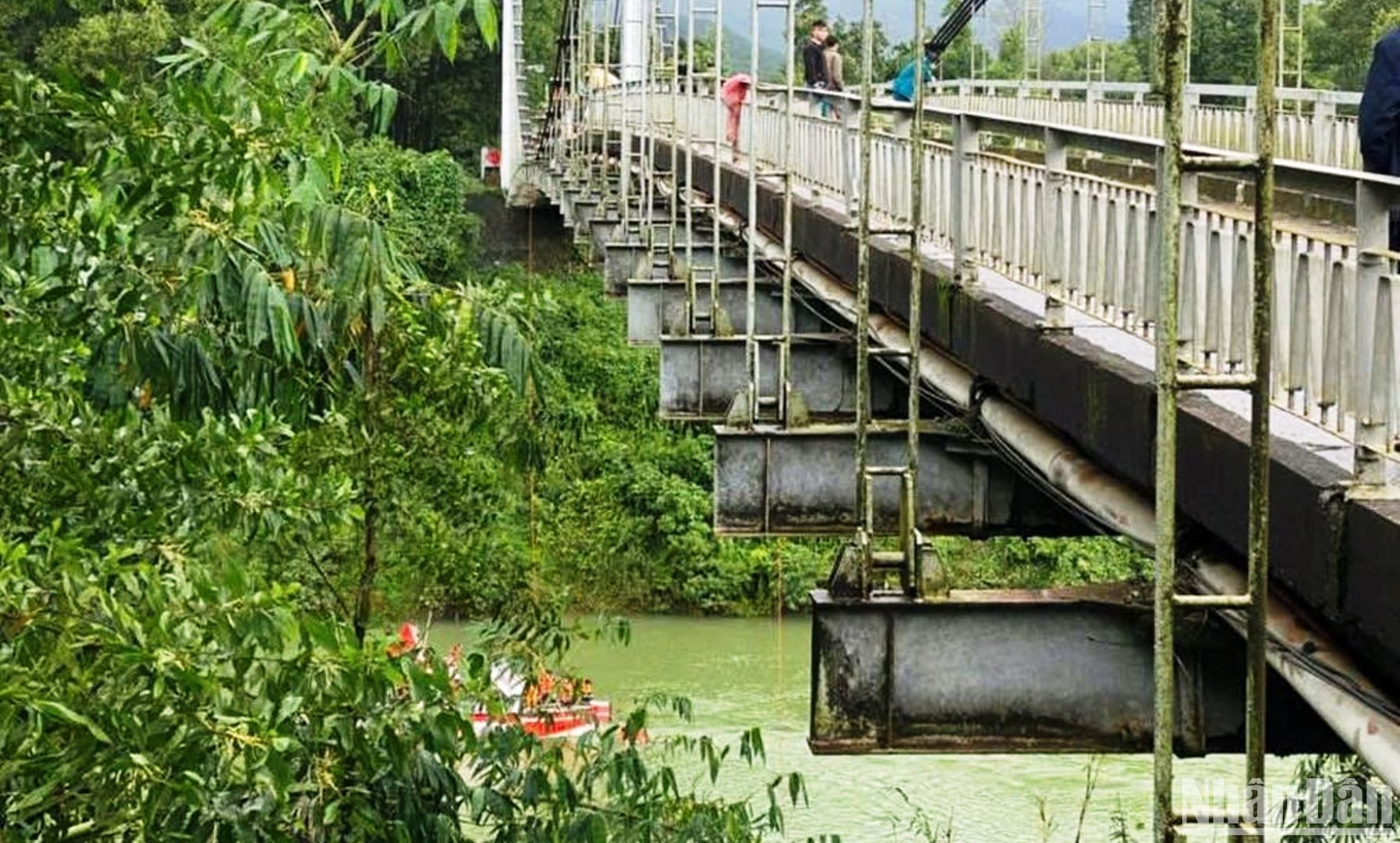 Cầu treo Bình Thành được thiết kế cầu treo dây cáp dài gần 140m, bề mặt rộng hơn 4m, do Ban Quản lý dự án Đầu tư Xây dựng các công trình giao thông tỉnh Thừa Thiên Huế làm chủ đầu tư.